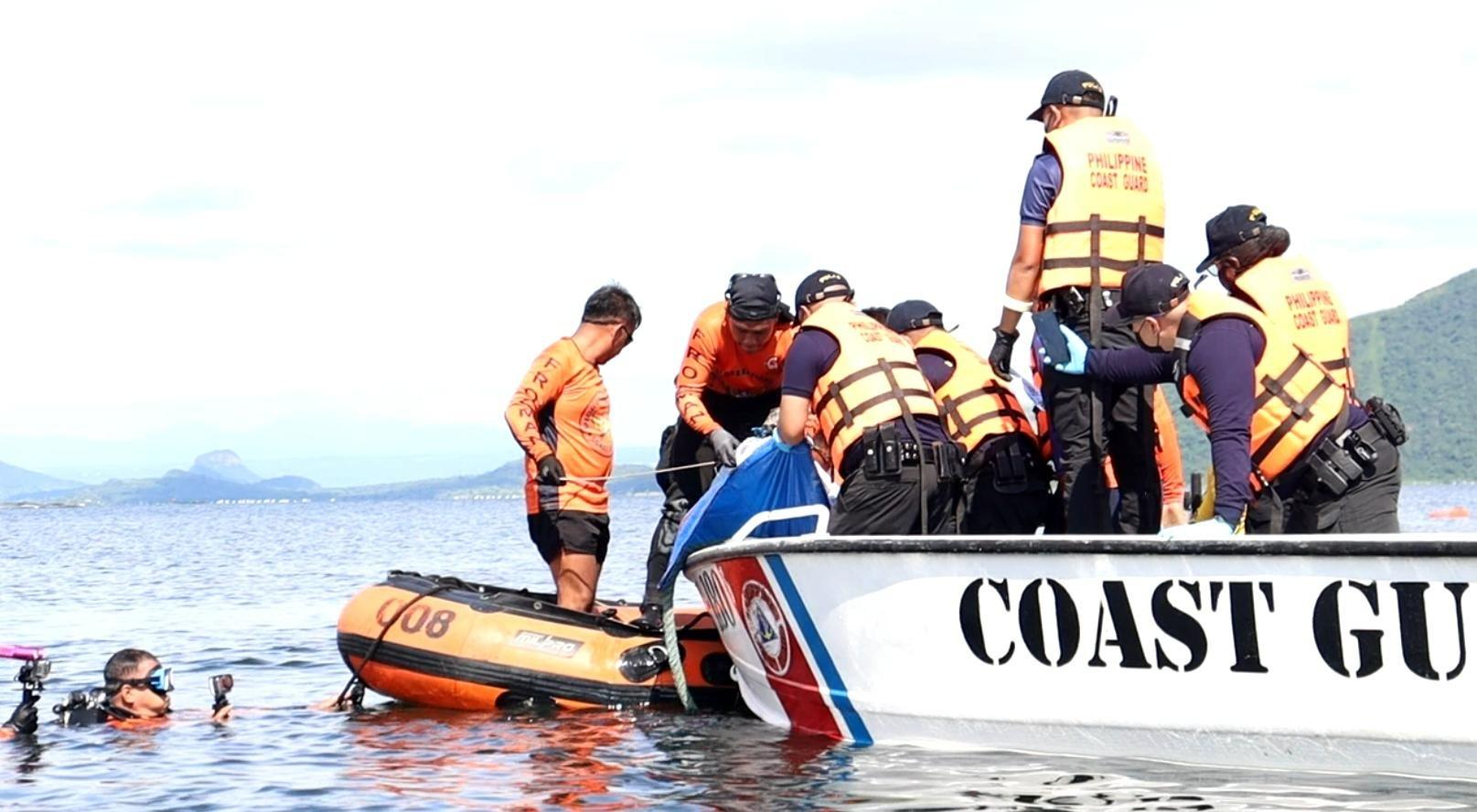 菲律賓鬥雞玩家失蹤案 湖底打撈出人類骸骨。(菲律賓海岸防衛隊FB)