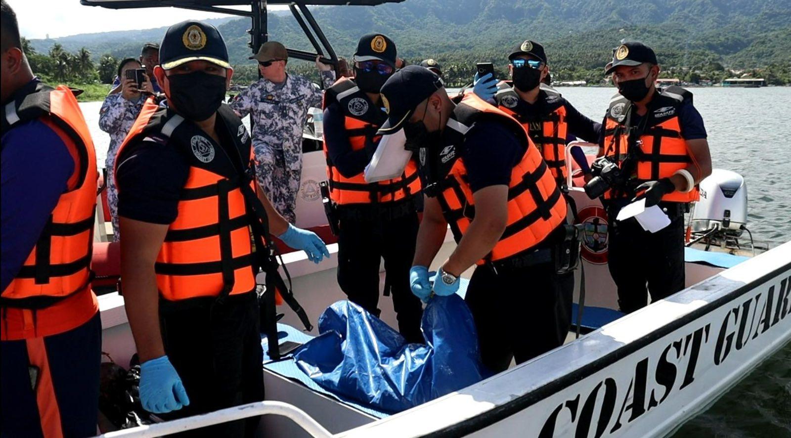 菲律賓鬥雞玩家失蹤案 湖底打撈出人類骸骨。(菲律賓海岸防衛隊FB)