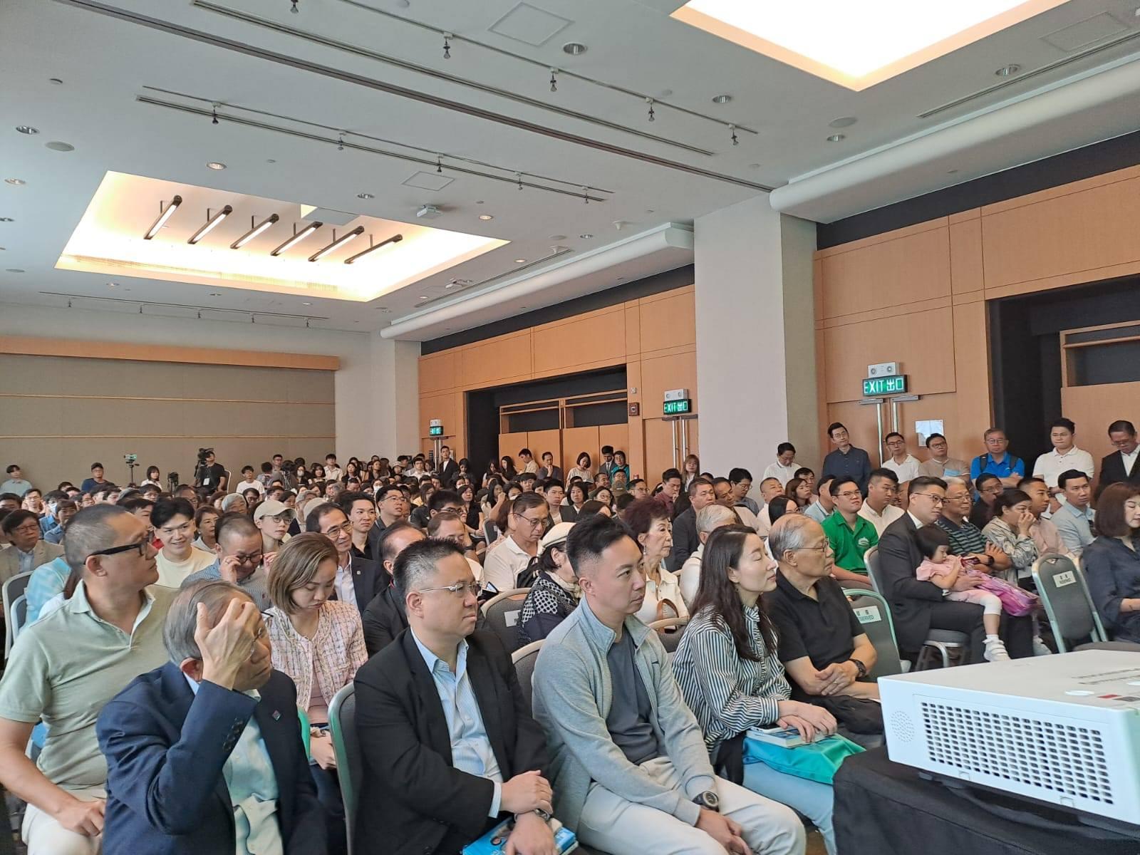 新民黨主席葉劉淑儀在書展推出新書《葉劉淑儀服務香港50年》