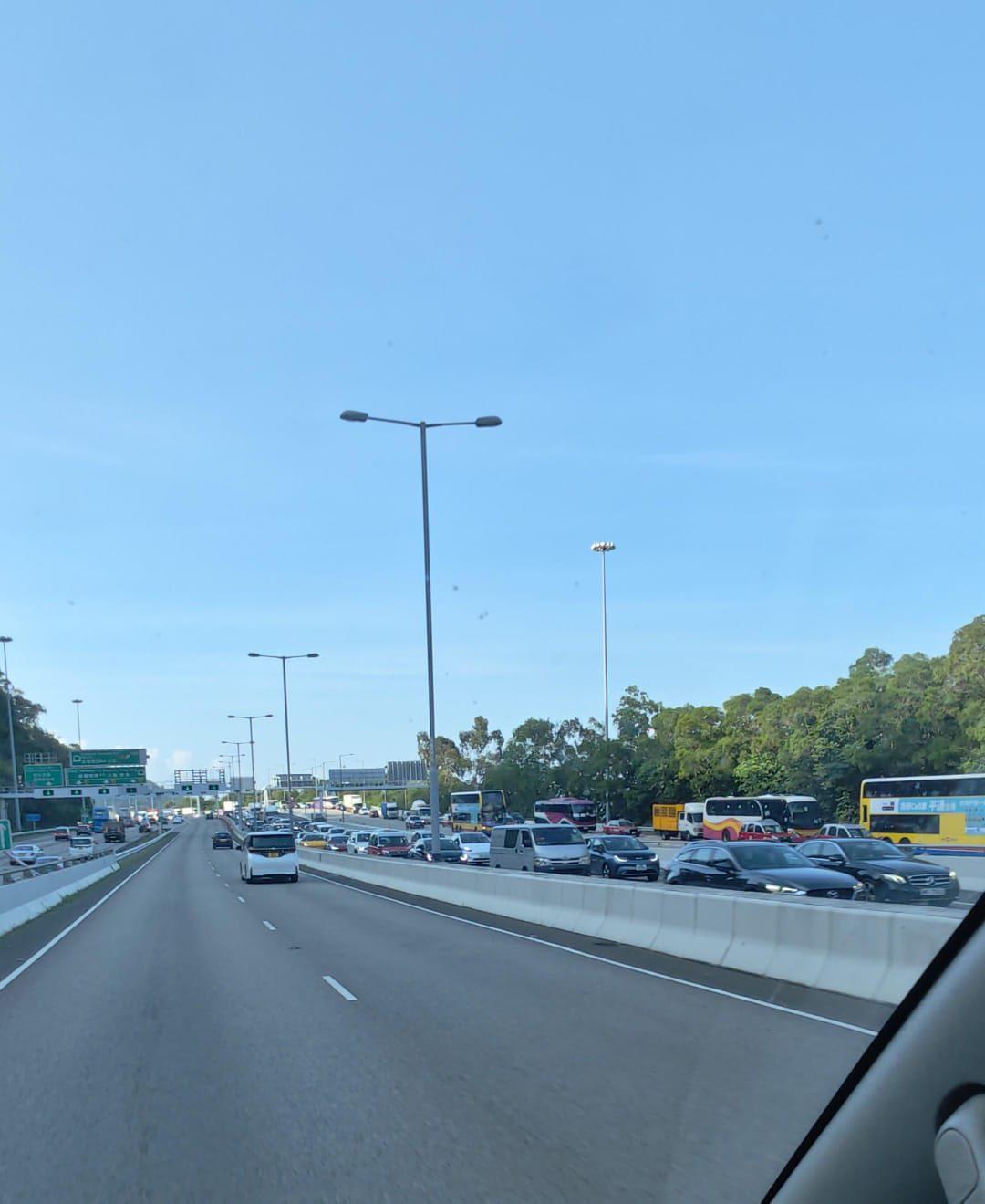 青馬大橋發生多車串燒車禍。(fb「車cam L(香港群組)」圖片)