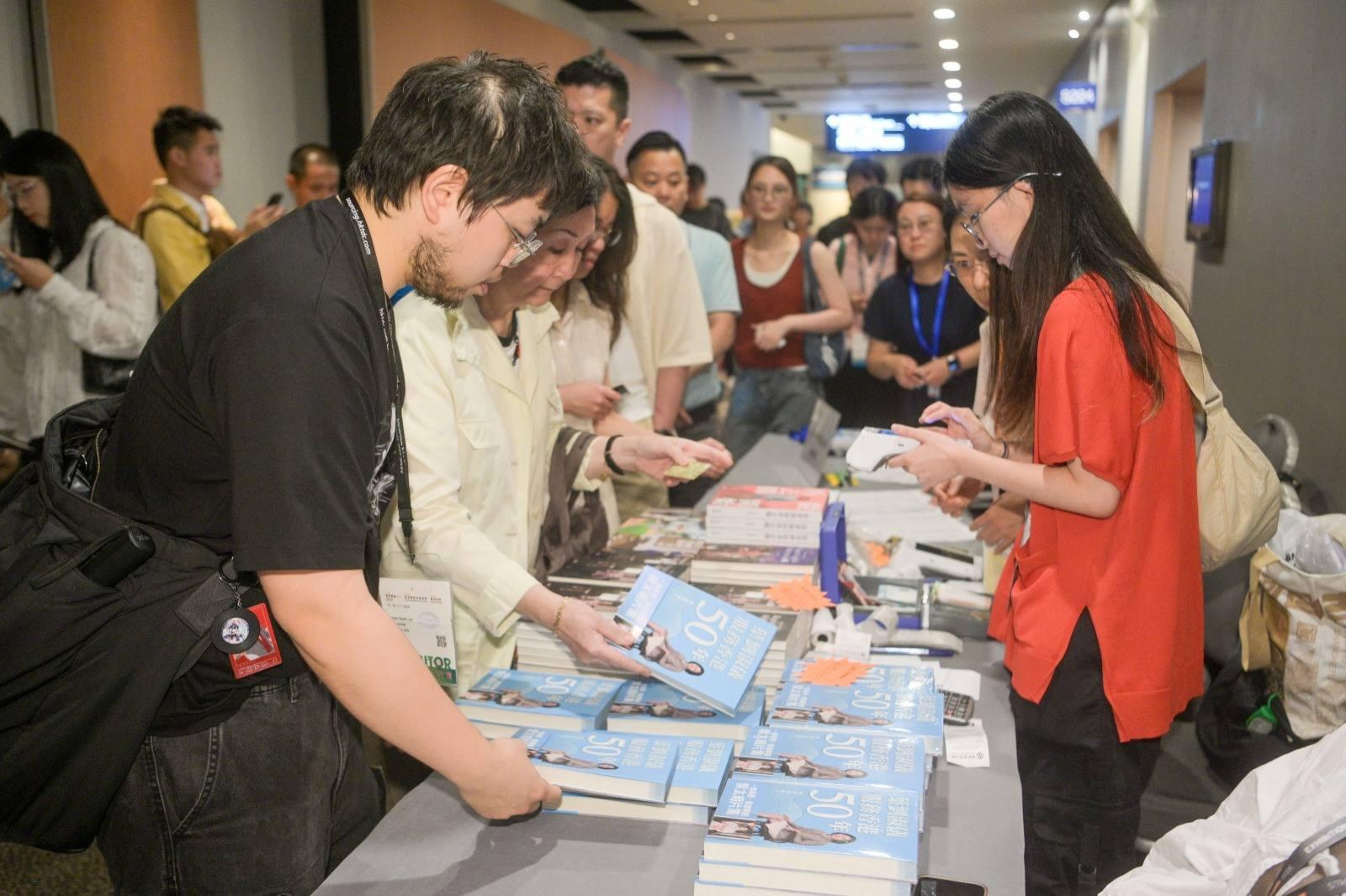 新民黨主席葉劉淑儀在書展推出新書《葉劉淑儀服務香港50年》