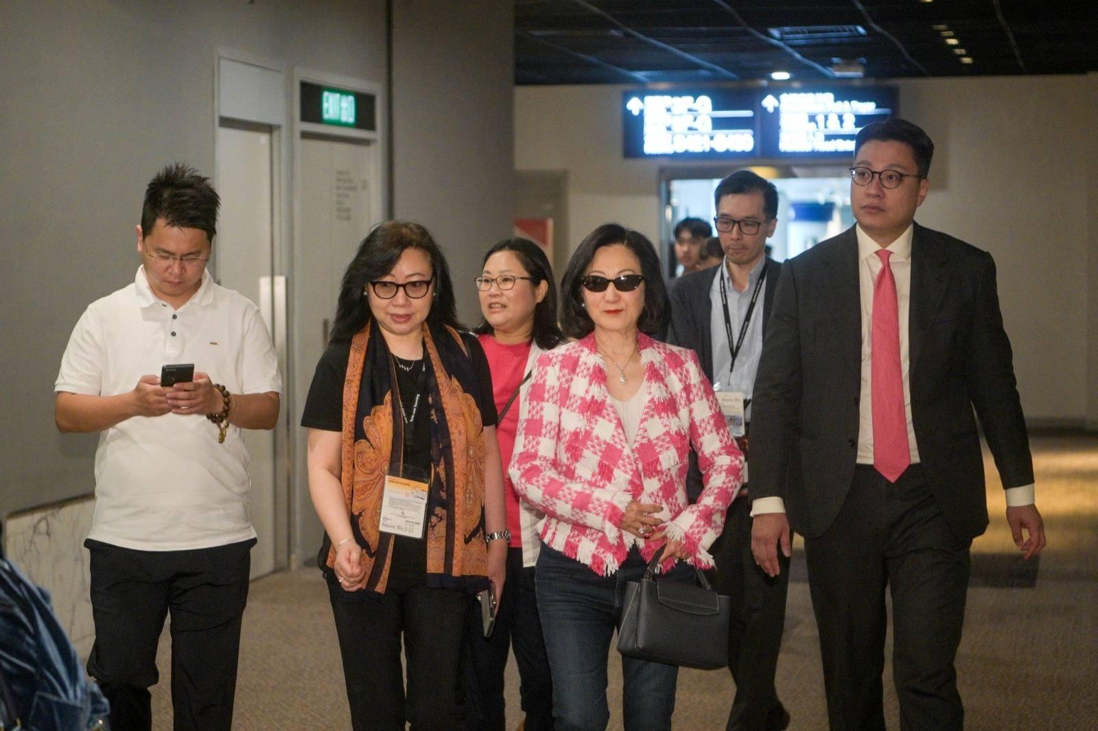 新民黨主席葉劉淑儀在書展推出新書《葉劉淑儀服務香港50年》