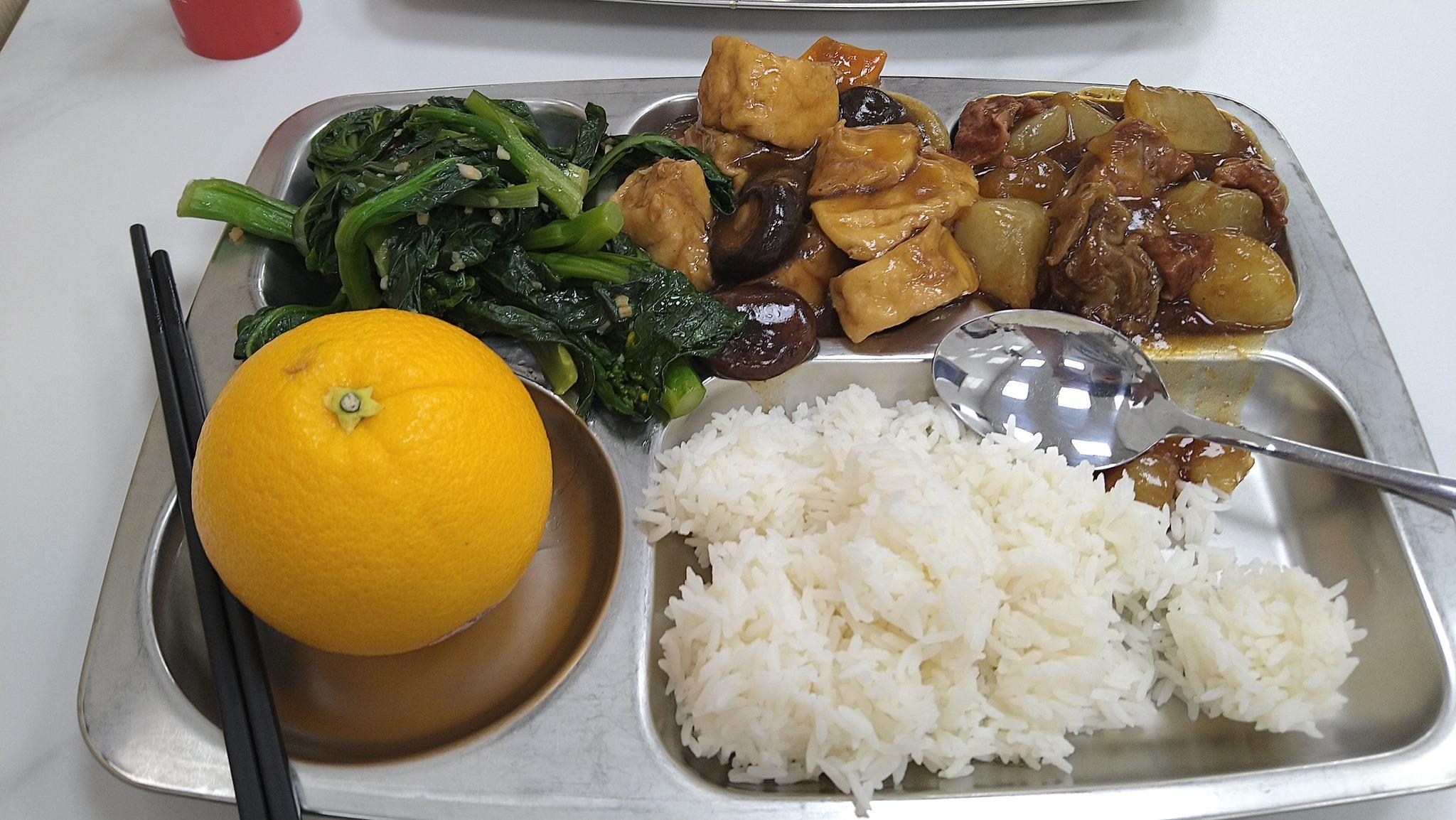 有網民分享在油麻地一間兩餸飯店的用餐體驗,三餸飯盛惠43元,鐵餐盤更送一顆橙。帖文一出隨即引起網民關注笑言似監獄餐」。(Facebook群組「香港兩餸飯關注組」)