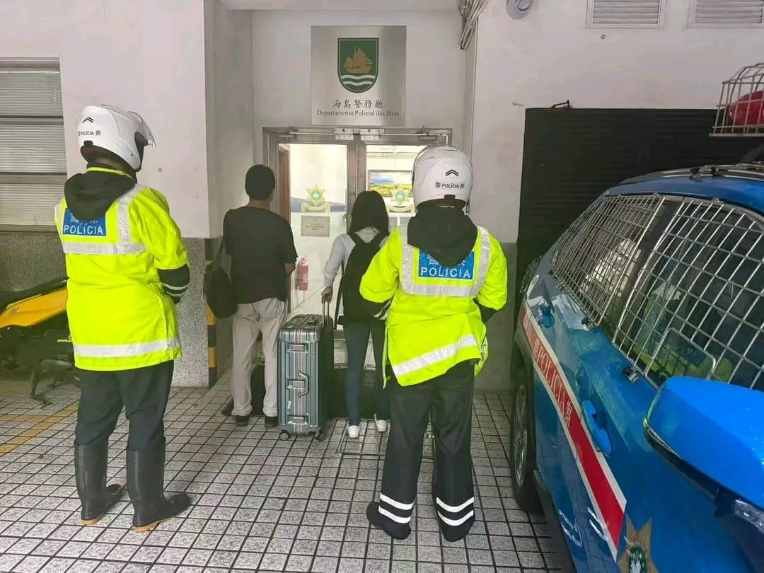 澳門兩名旅客推着行李箱,經嘉樂庇總督大橋由澳門半島行向氹仔。治安警察局接報後,協助兩人返回安全地點,由於兩人違反現場按道路交通規章相關規定設立的禁止行人通行符號,已依法被檢控。(澳門治安警察局)