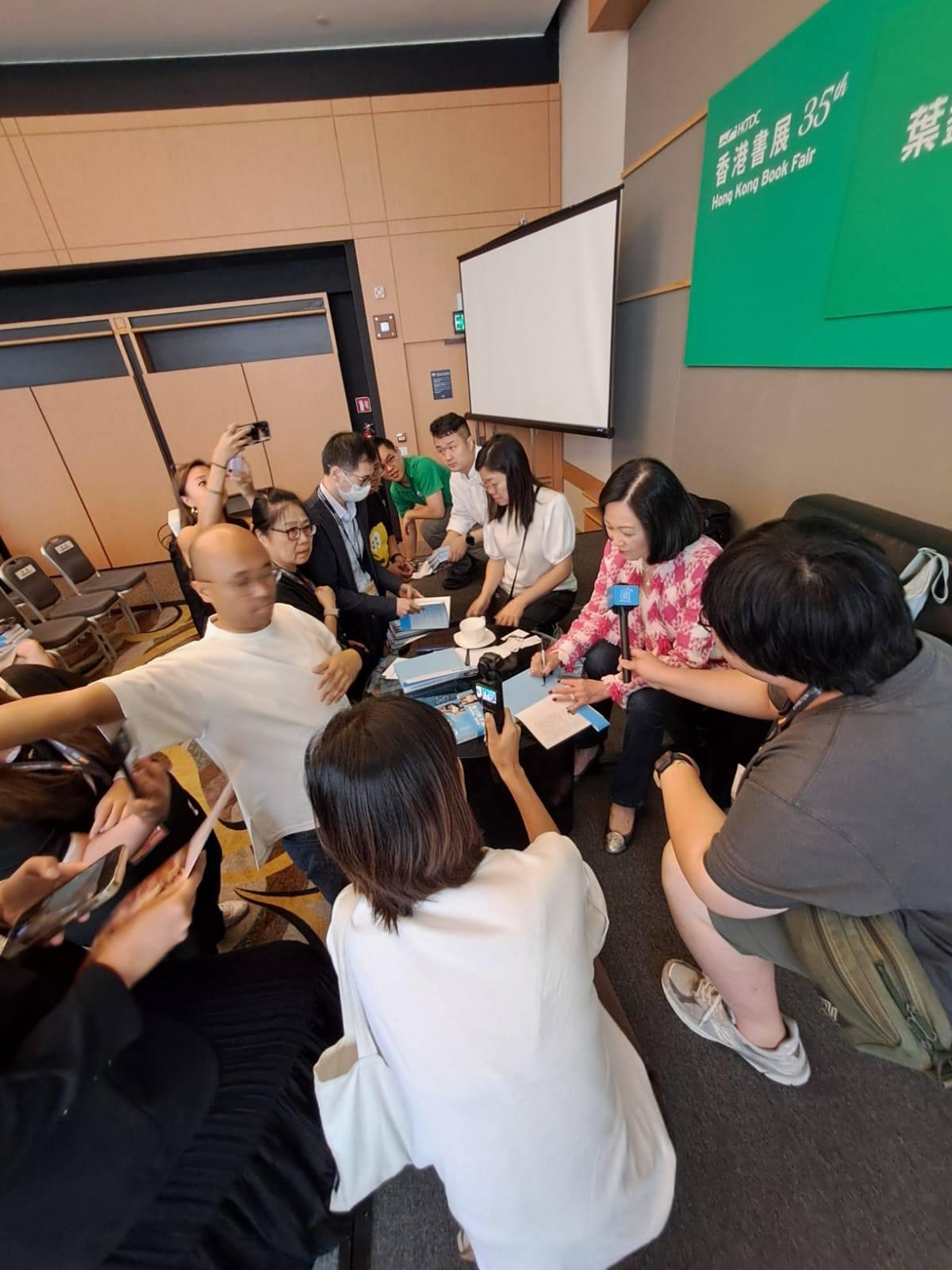 新民黨主席葉劉淑儀在書展推出新書《葉劉淑儀服務香港50年》