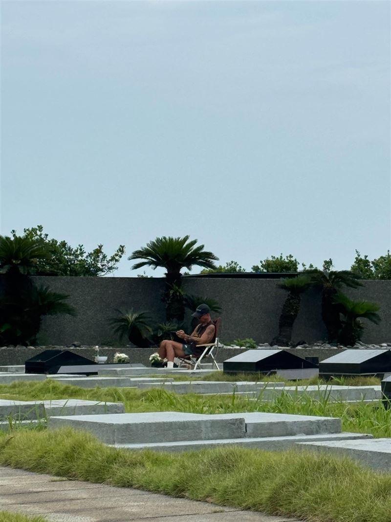 具俊曄被直擊獨坐守大S墓園!