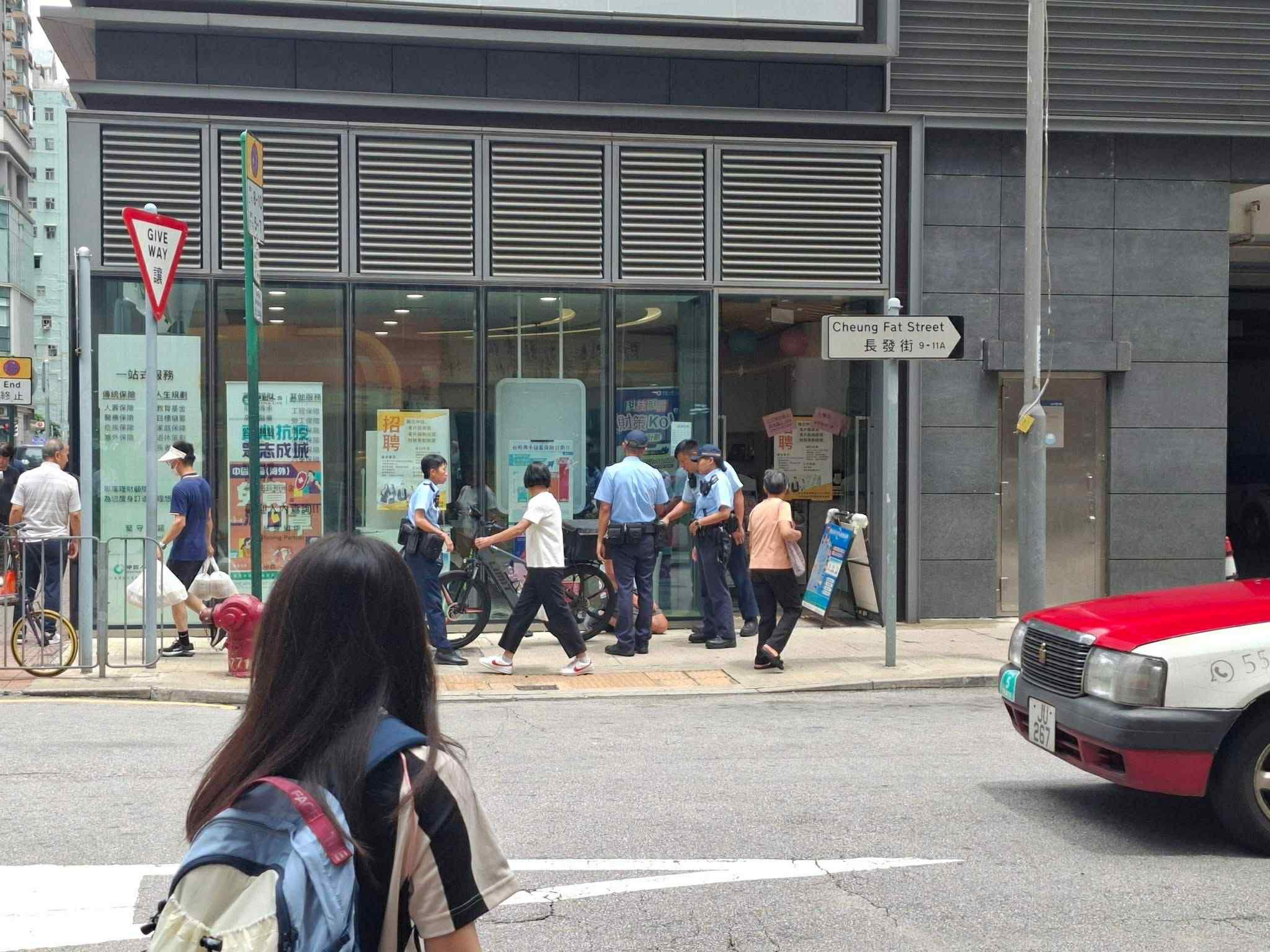 長沙灣39歲男疑踩電動單車送外賣,遭巡警斷正跪地終被捕。(馬路的事討論區)