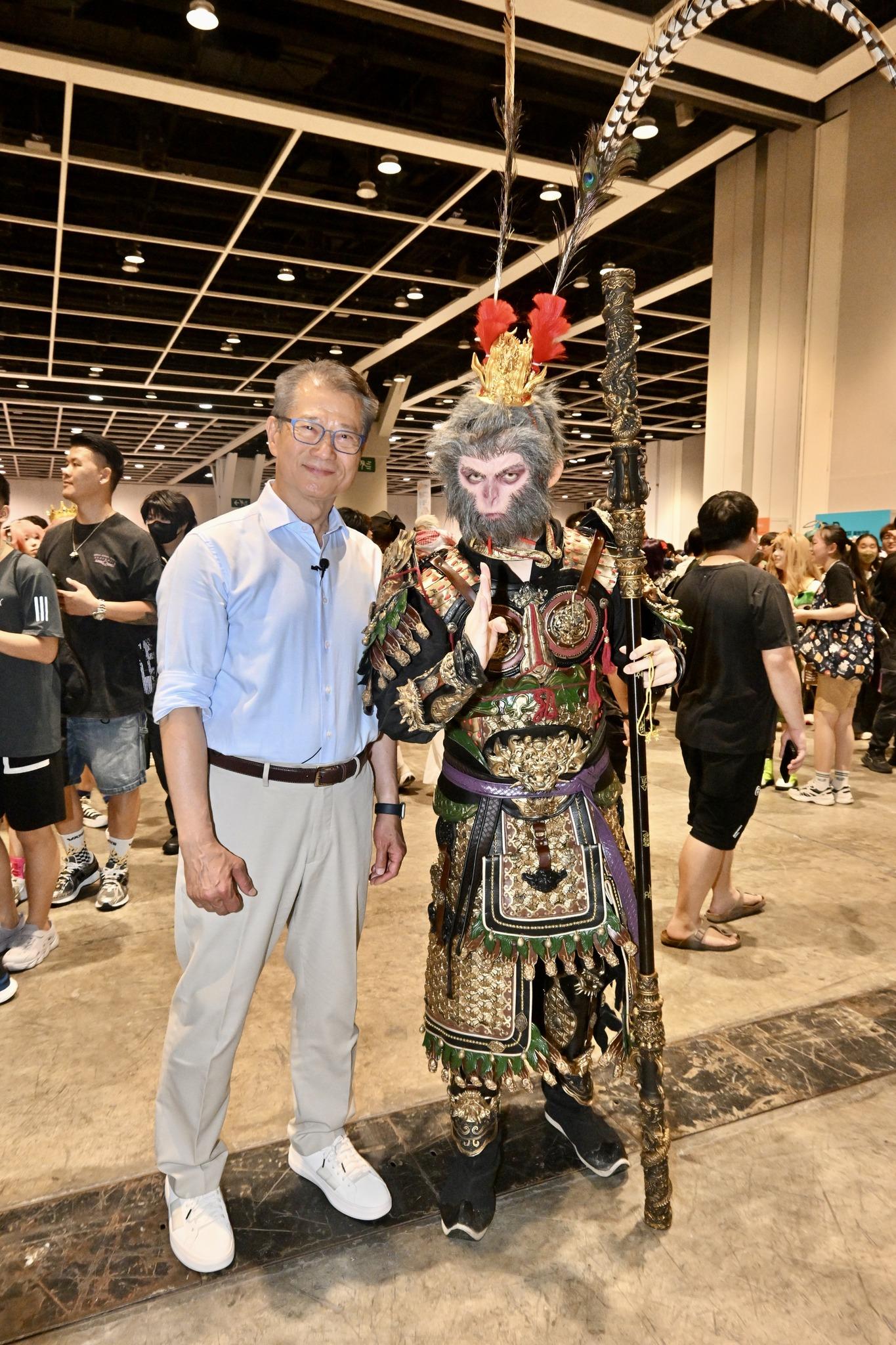 第26屆香港動漫電玩節在灣仔會展舉行,財政司司長陳茂波到場體會現場氣氛及與Cosplay參與者交流(陳茂波fb)
