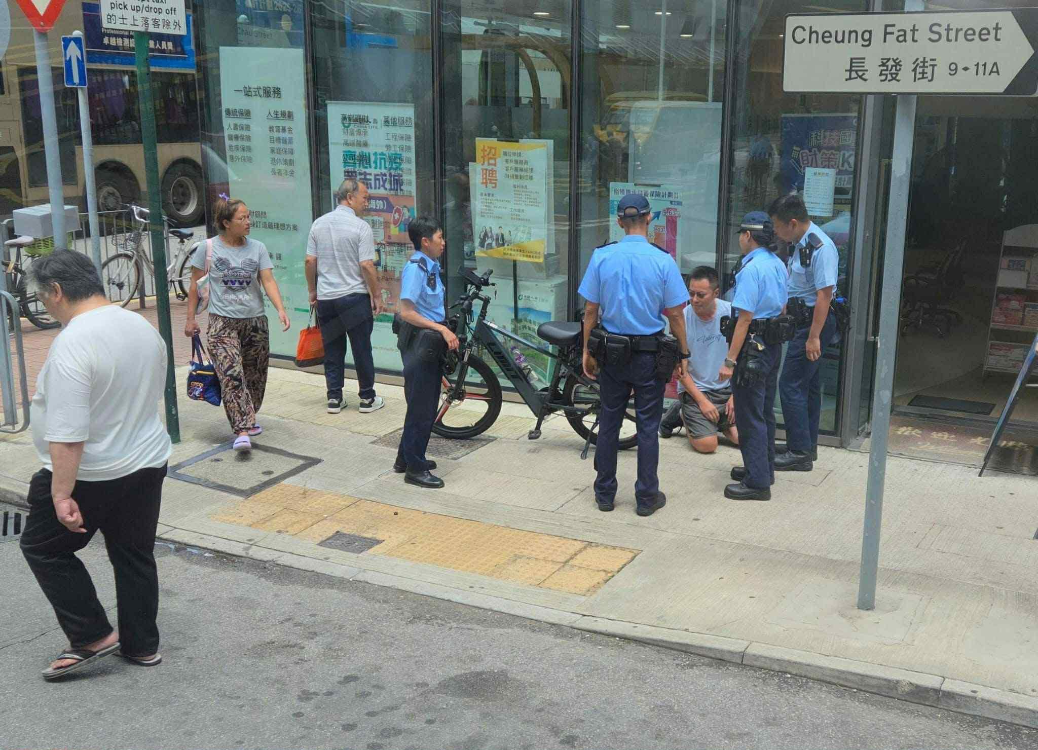 長沙灣39歲男疑踩電動單車送外賣,遭巡警斷正跪地終被捕。(馬路的事討論區)