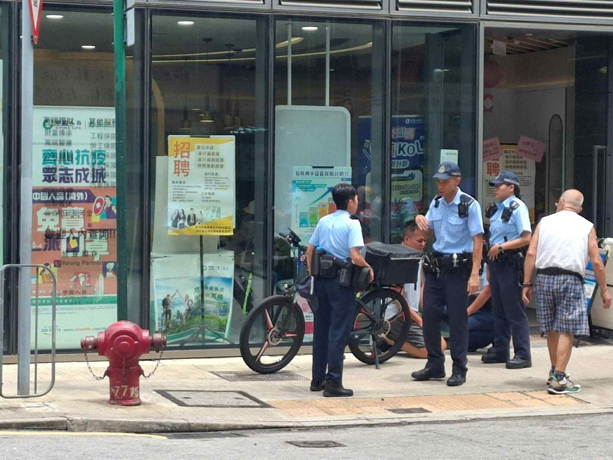 長沙灣39歲男疑踩電動單車送外賣,遭巡警斷正跪地終被捕。(馬路的事討論區)