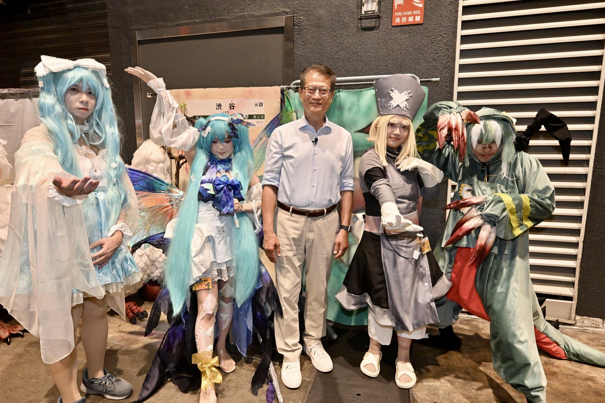 第26屆香港動漫電玩節在灣仔會展舉行,財政司司長陳茂波到場體會現場氣氛及與Cosplay參與者交流(陳茂波fb)
