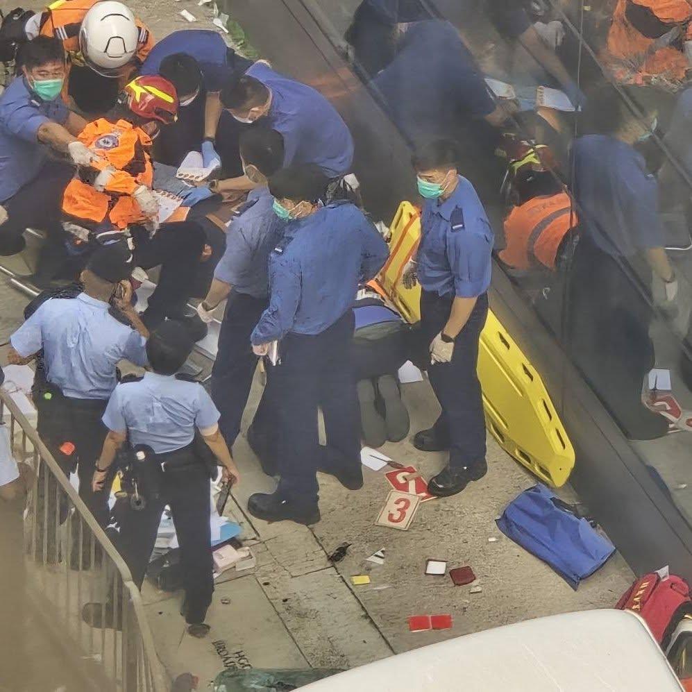 北角渣華道發生車禍,一輛14座白色小巴沿渣華道往鰂魚涌方向行駛,至近柯達大廈對開時疑失控剷上行人路掃毀欄杆,並撞到一名40歲女途人,她頭傷流血清醒送院。(北角有樂FB)