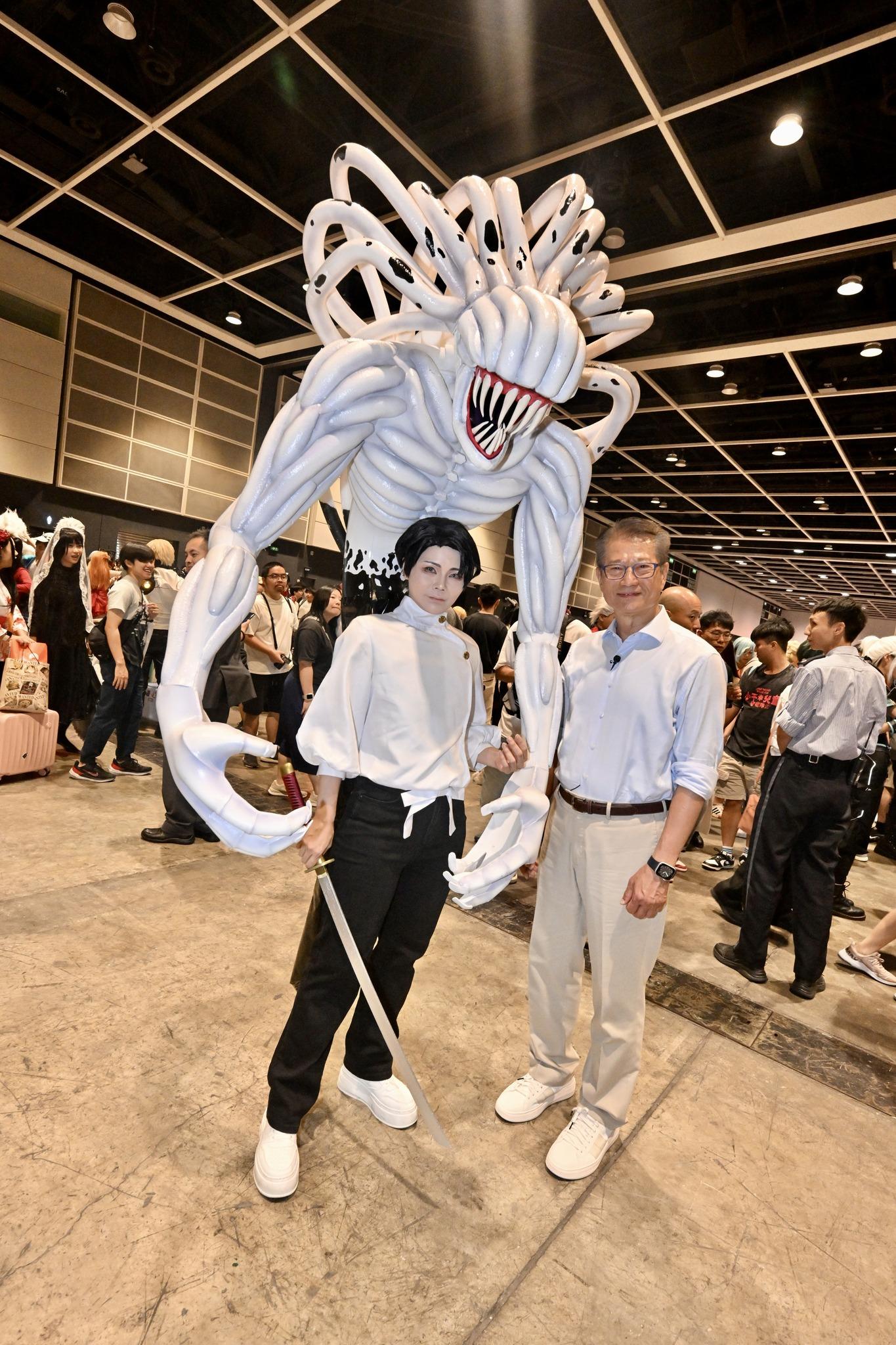 第26屆香港動漫電玩節在灣仔會展舉行,財政司司長陳茂波到場體會現場氣氛及與Cosplay參與者交流(陳茂波fb)