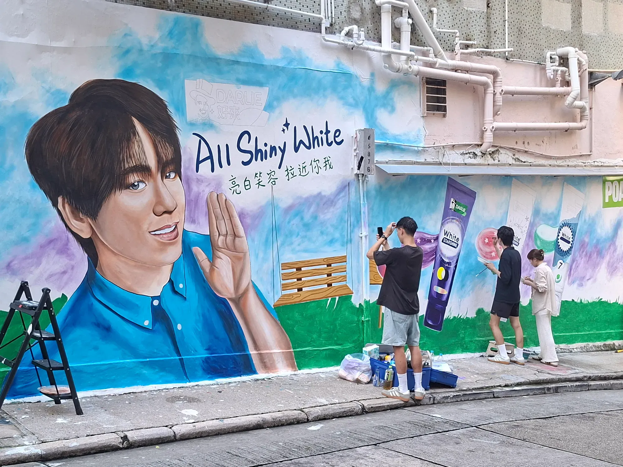 有不少網民拍下皮忠製作藝術牆的時刻,替他的心血被毀感難過。(網上圖片)