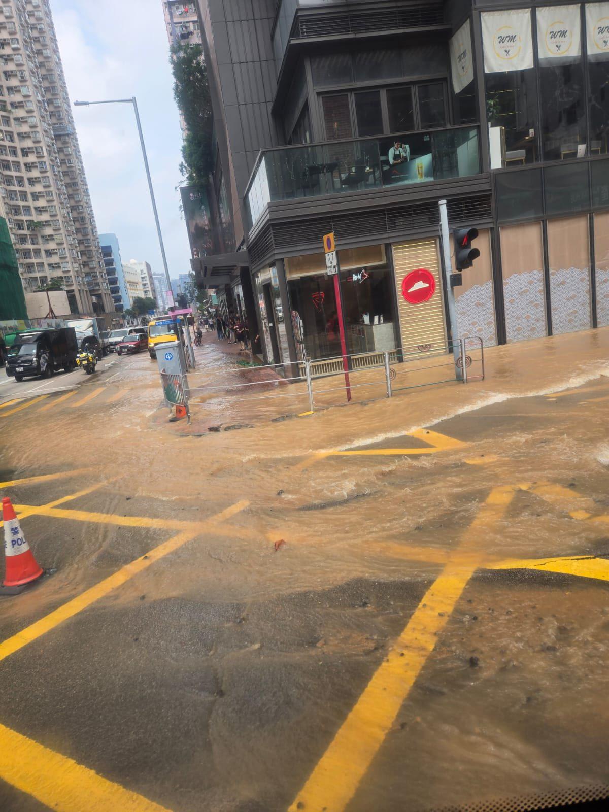 土瓜灣馬頭圍道爆水管。(fb「馬路的事 (即時交通資訊台)」圖片)