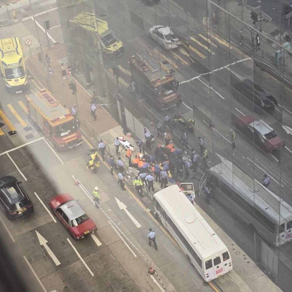 北角渣華道發生車禍,一輛14座白色小巴沿渣華道往鰂魚涌方向行駛,至近柯達大廈對開時疑失控剷上行人路掃毀欄杆,並撞到一名40歲女途人,她頭傷流血清醒送院。(北角有樂FB)