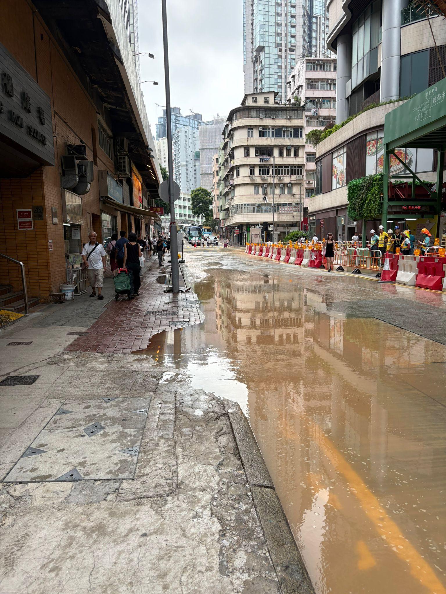 土瓜灣馬頭圍道爆水管。(fb「馬路的事 (即時交通資訊台)」圖片)
