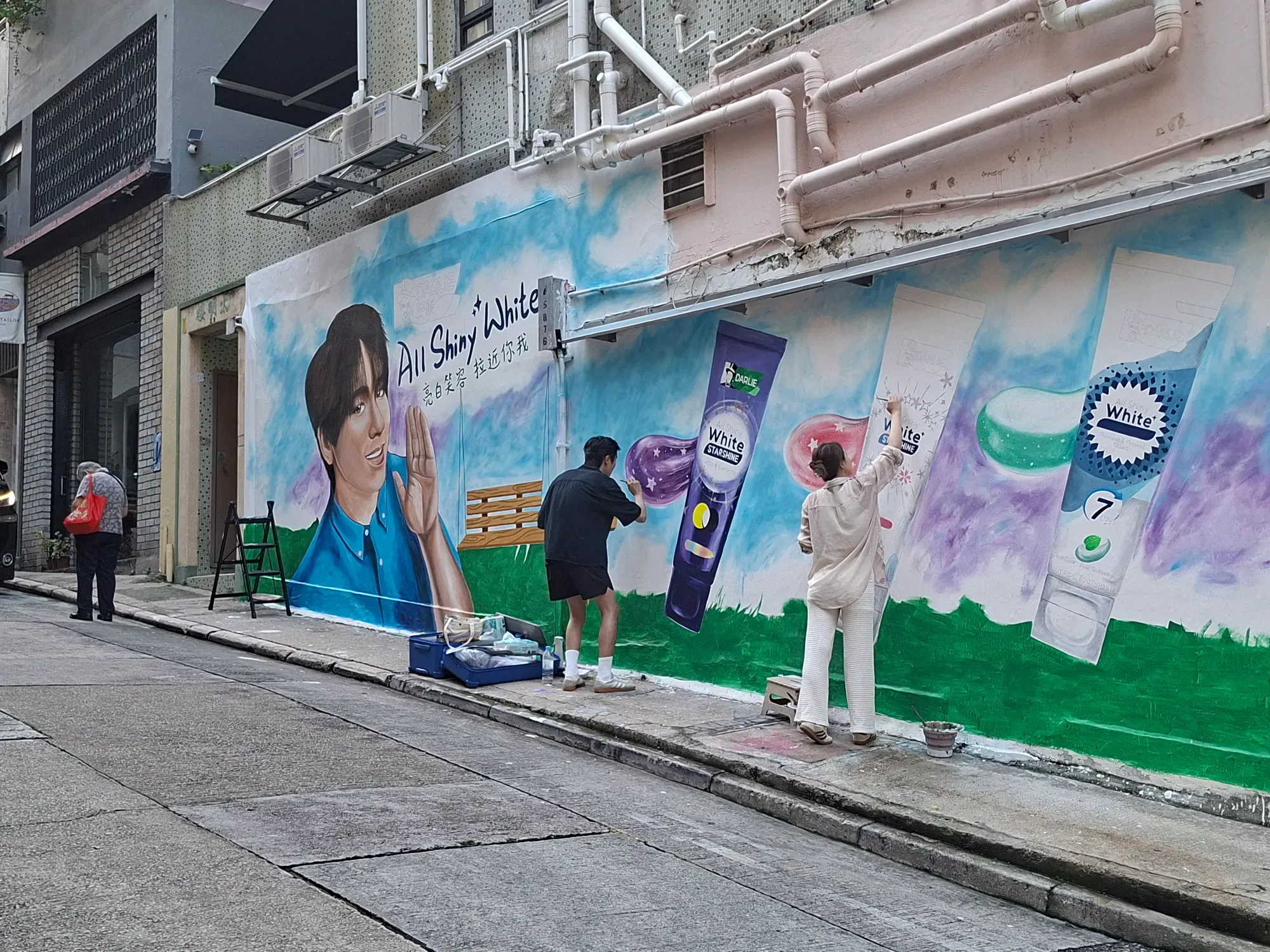 有不少網民拍下皮忠製作藝術牆的時刻,替他的心血被毀感難過。(網上圖片)