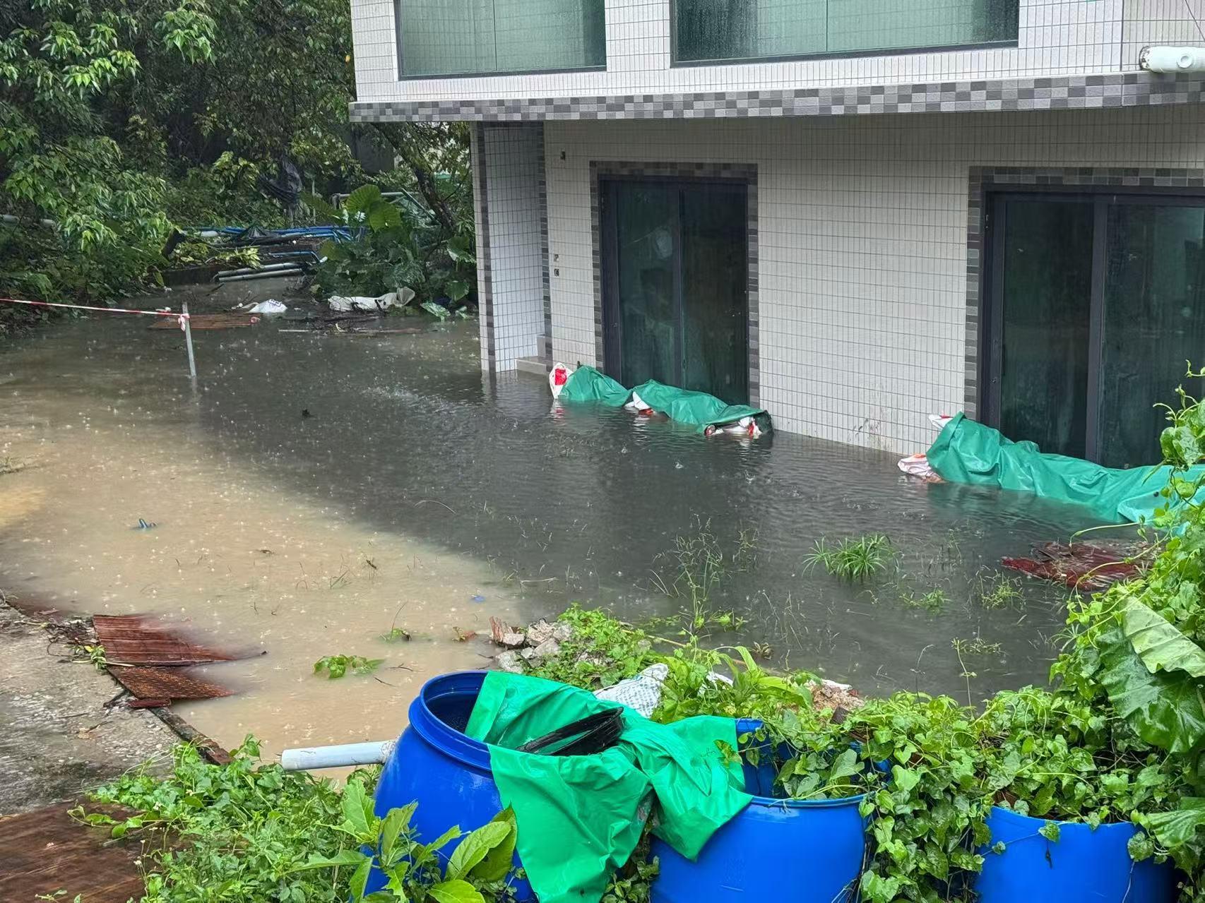 黑雨|南丫島橫塱村有村屋底層被水淹浸,水深已觸及地下窗戶近一半位置(新界地區生活連線fb)