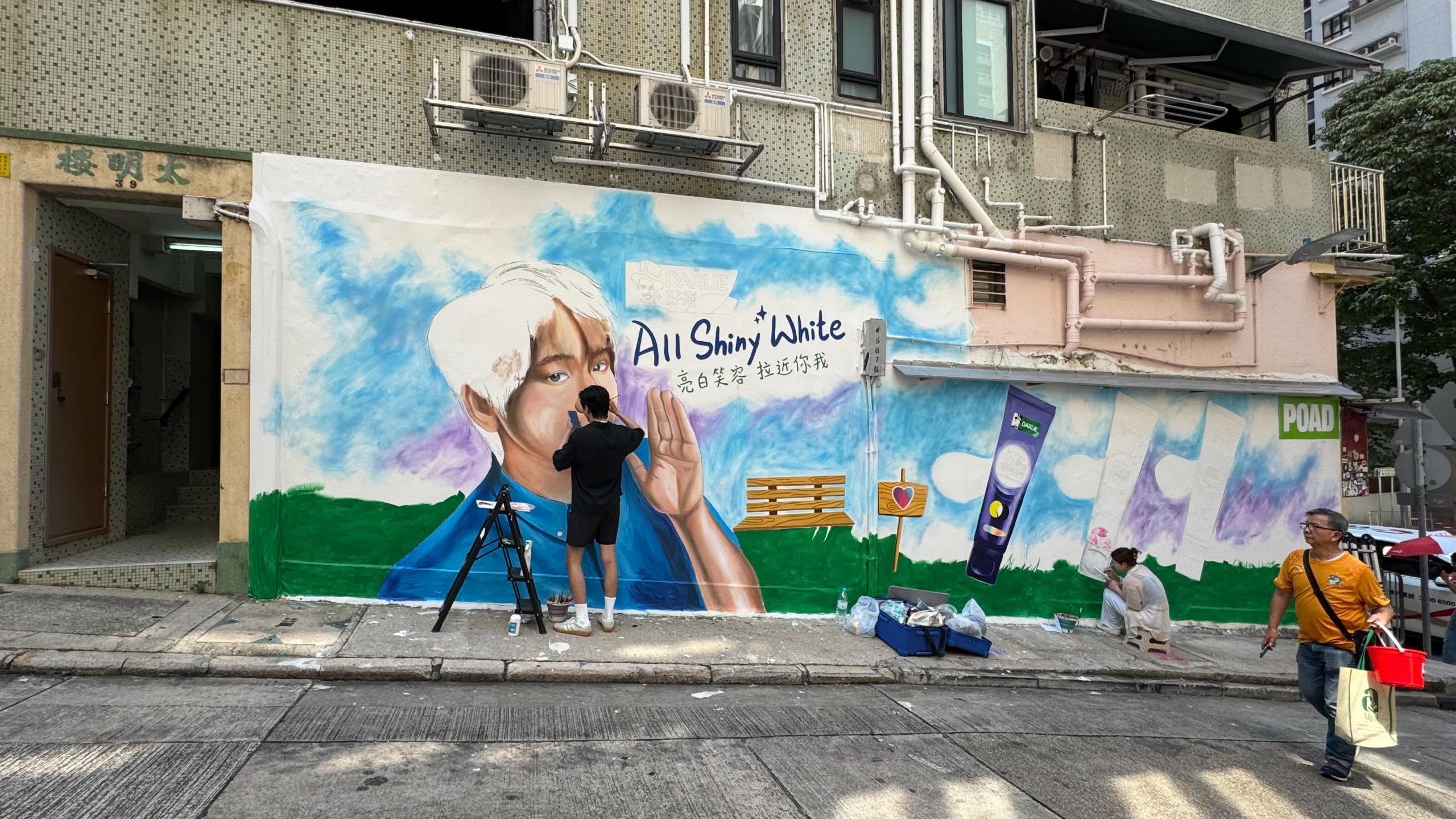 有不少網民拍下皮忠製作藝術牆的時刻,替他的心血被毀感難過。(網上圖片)