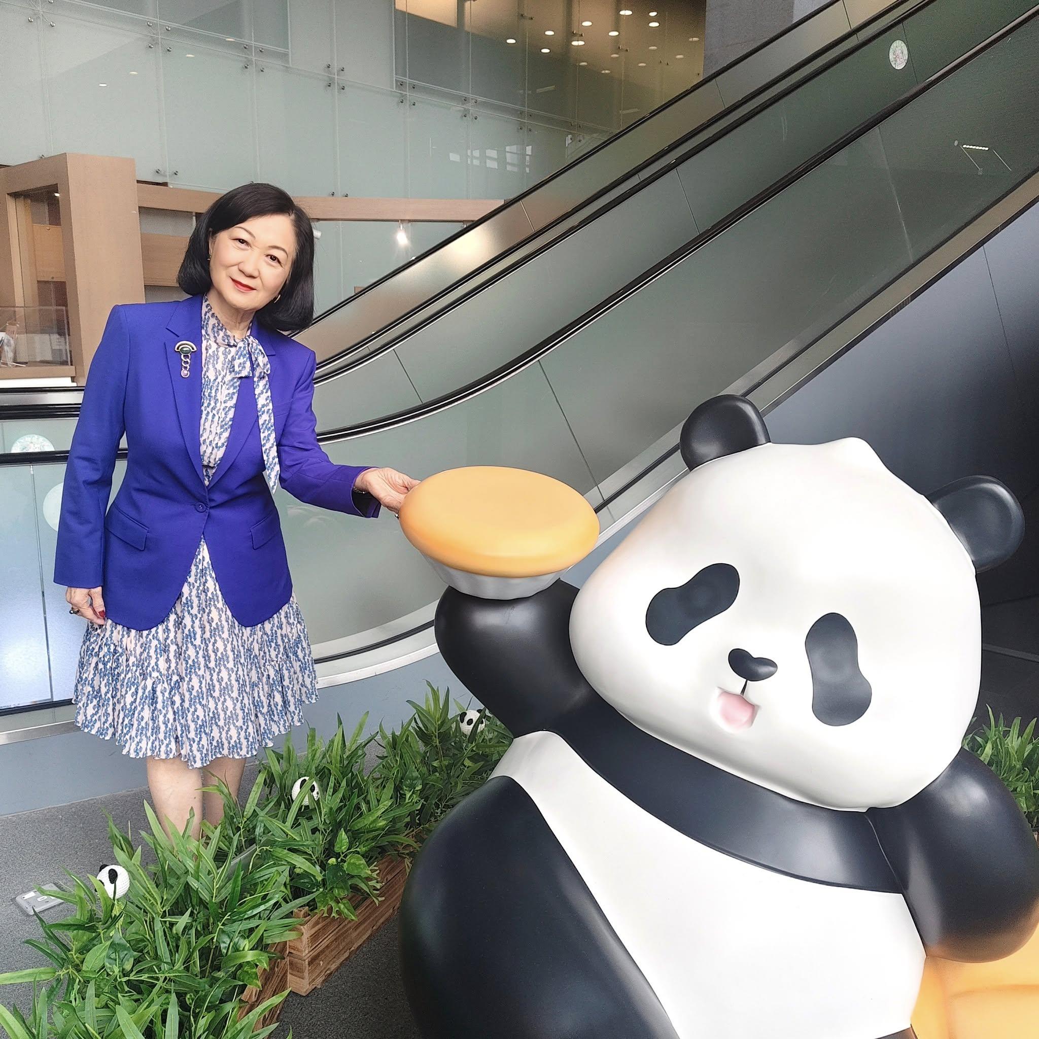 葉劉「打扮一番」與小熊貓合照報喜 左手拆石膏活動自如 |Ray Online (@fb Regina Ip 葉劉淑儀)