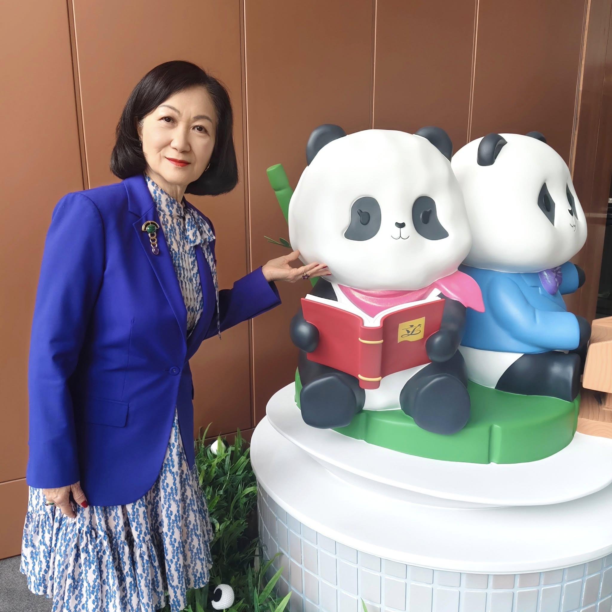 葉劉「打扮一番」與小熊貓合照報喜 左手拆石膏活動自如 |Ray Online (@fb Regina Ip 葉劉淑儀)