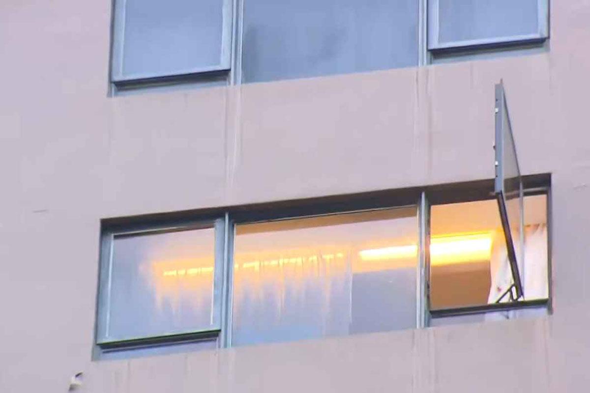 涉事酒店房間窗戶打開。(電視截圖)