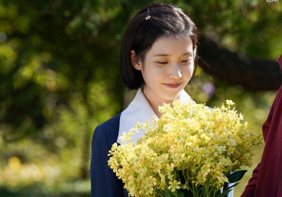 IU在《苦盡柑來遇見你》中一人分飾愛純、金明兩角。