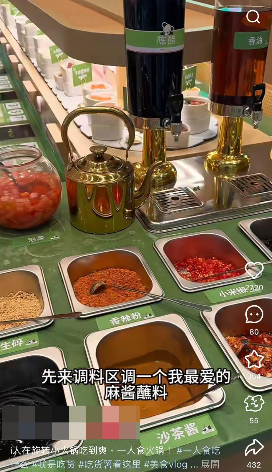 內地餐飲業興起了一種類似迴轉壽司的「軌道上的餐飲」。(小紅書截圖)