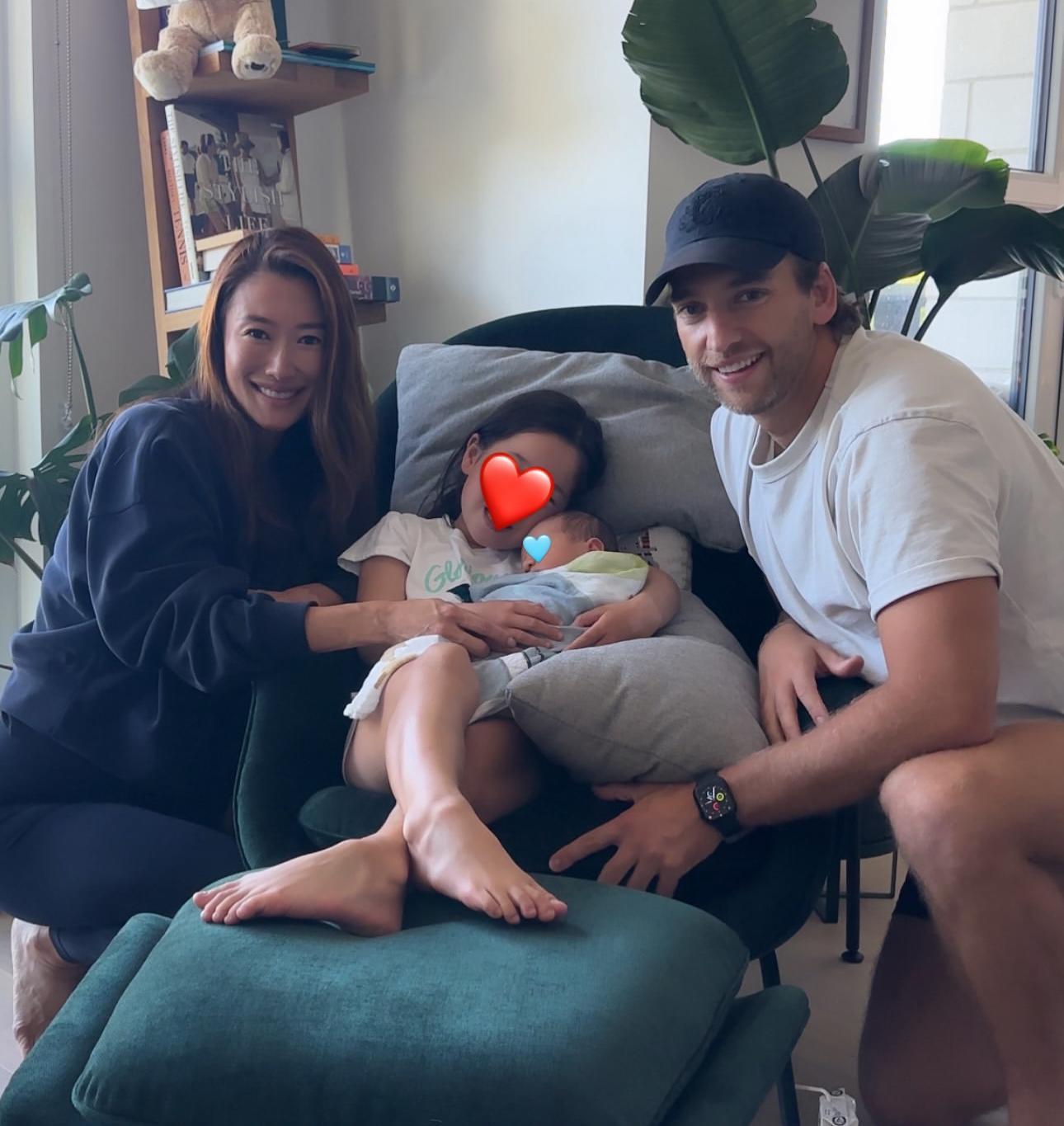 謝婷婷曬一家四口全家福。