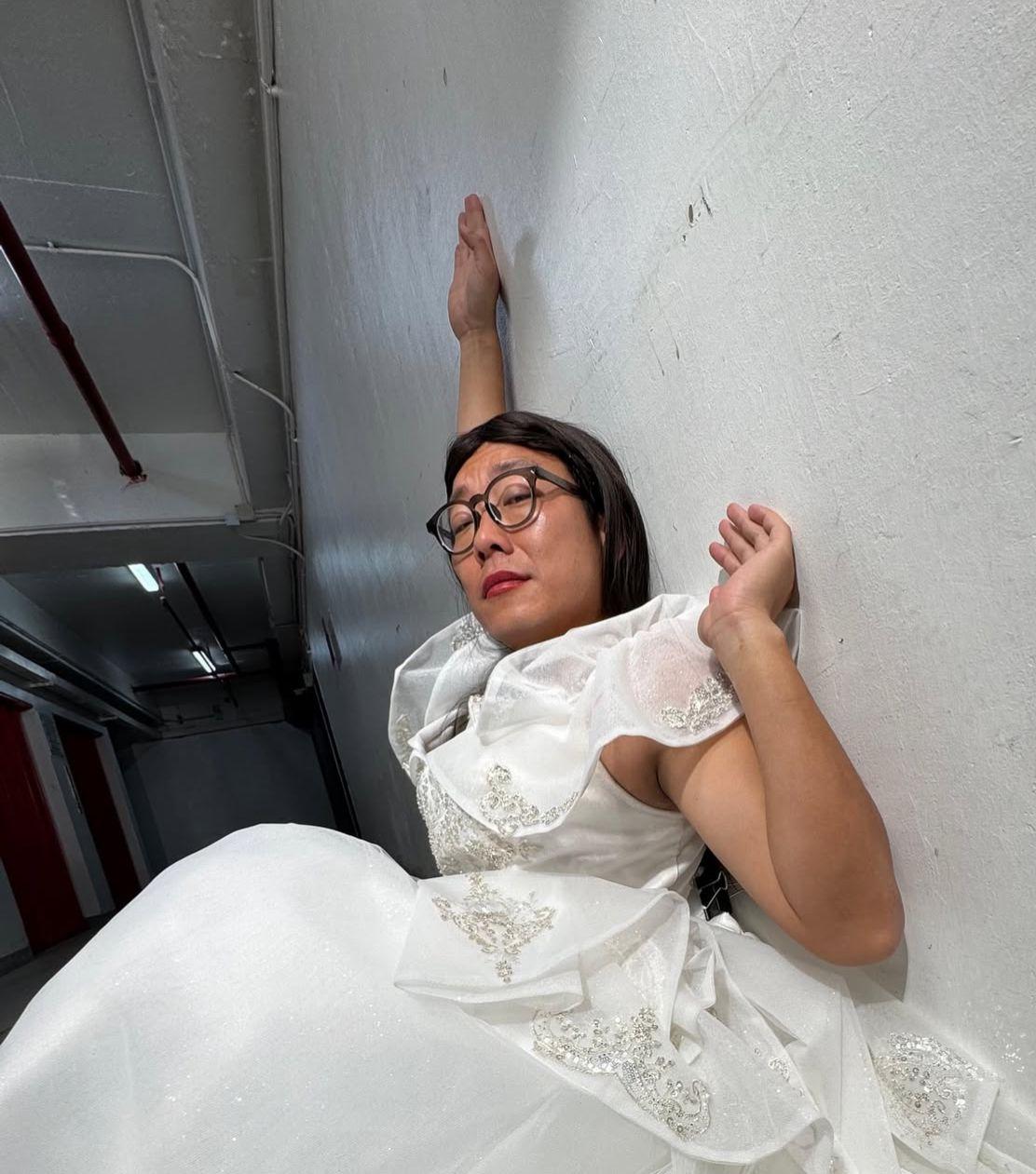 東方昇亦不忘抽水,叫各位網民叫他做「東姐」。