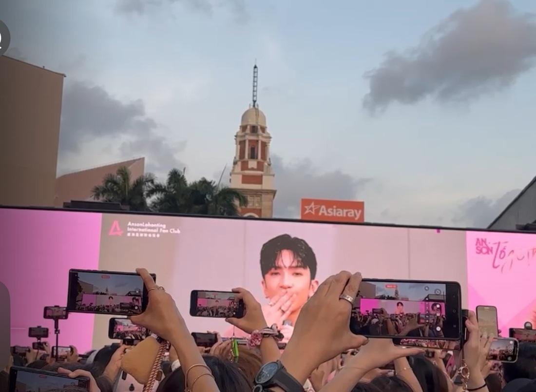 教主飛吻,神徒興奮。