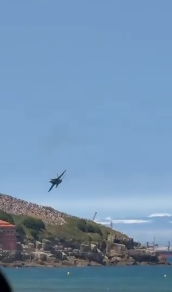 西班牙戰機噴煙俯衝擠滿人海灘 民眾:嚇死人(有片)
