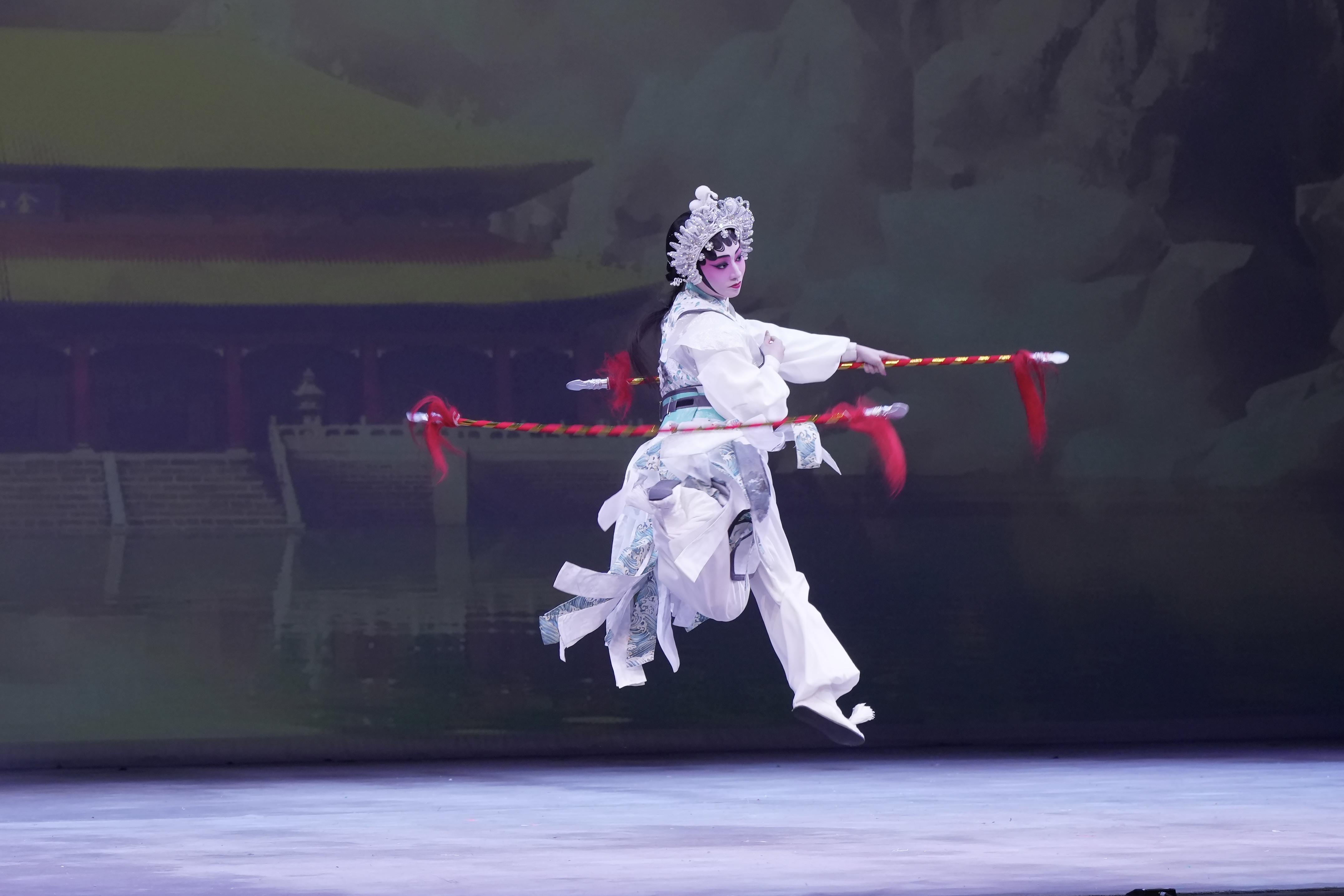 梁非同踼槍身手不凡