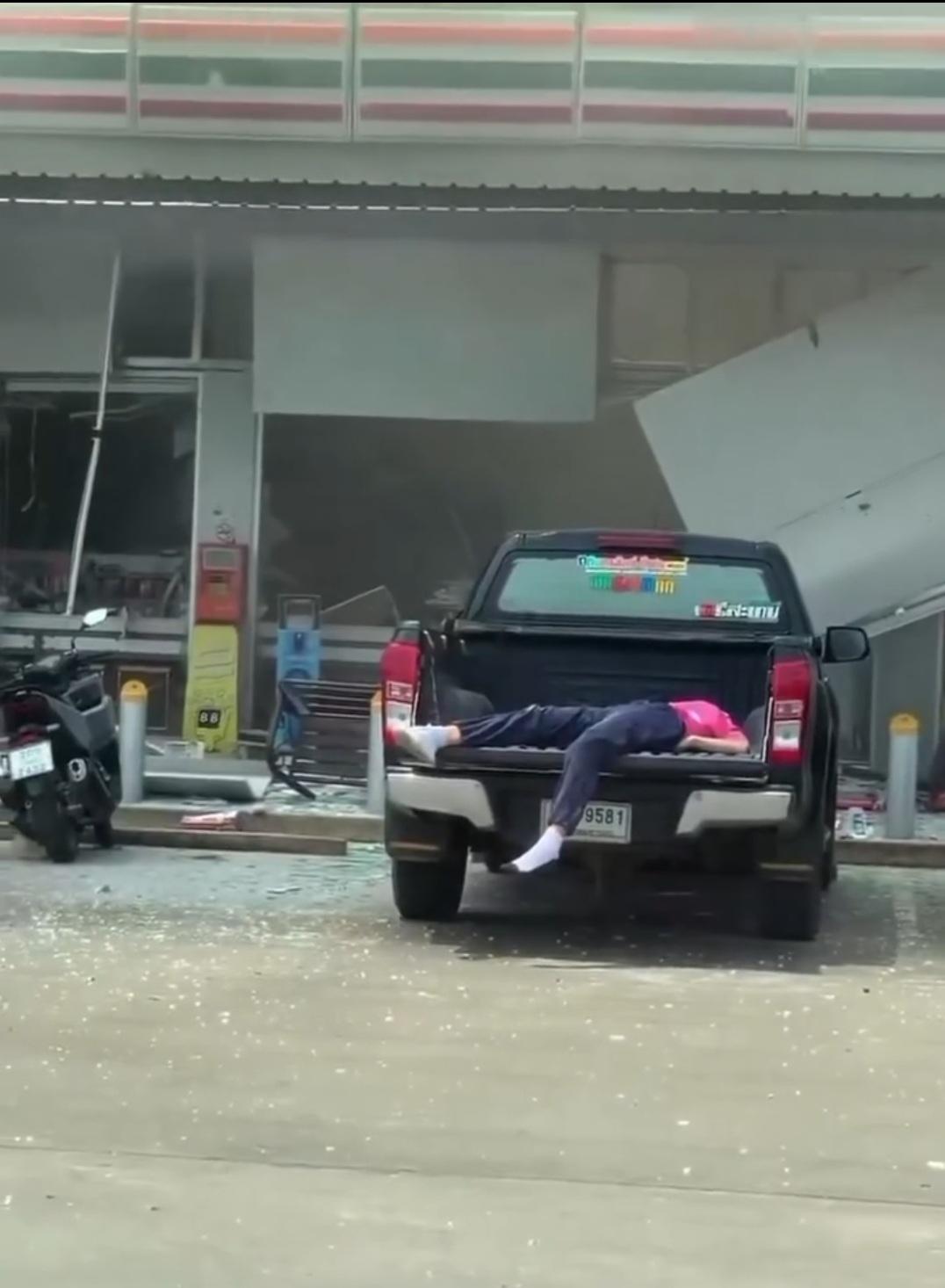 泰柬衝突|炮彈擊中泰國加油站便利店最少7死 母子遺體緊緊相擁