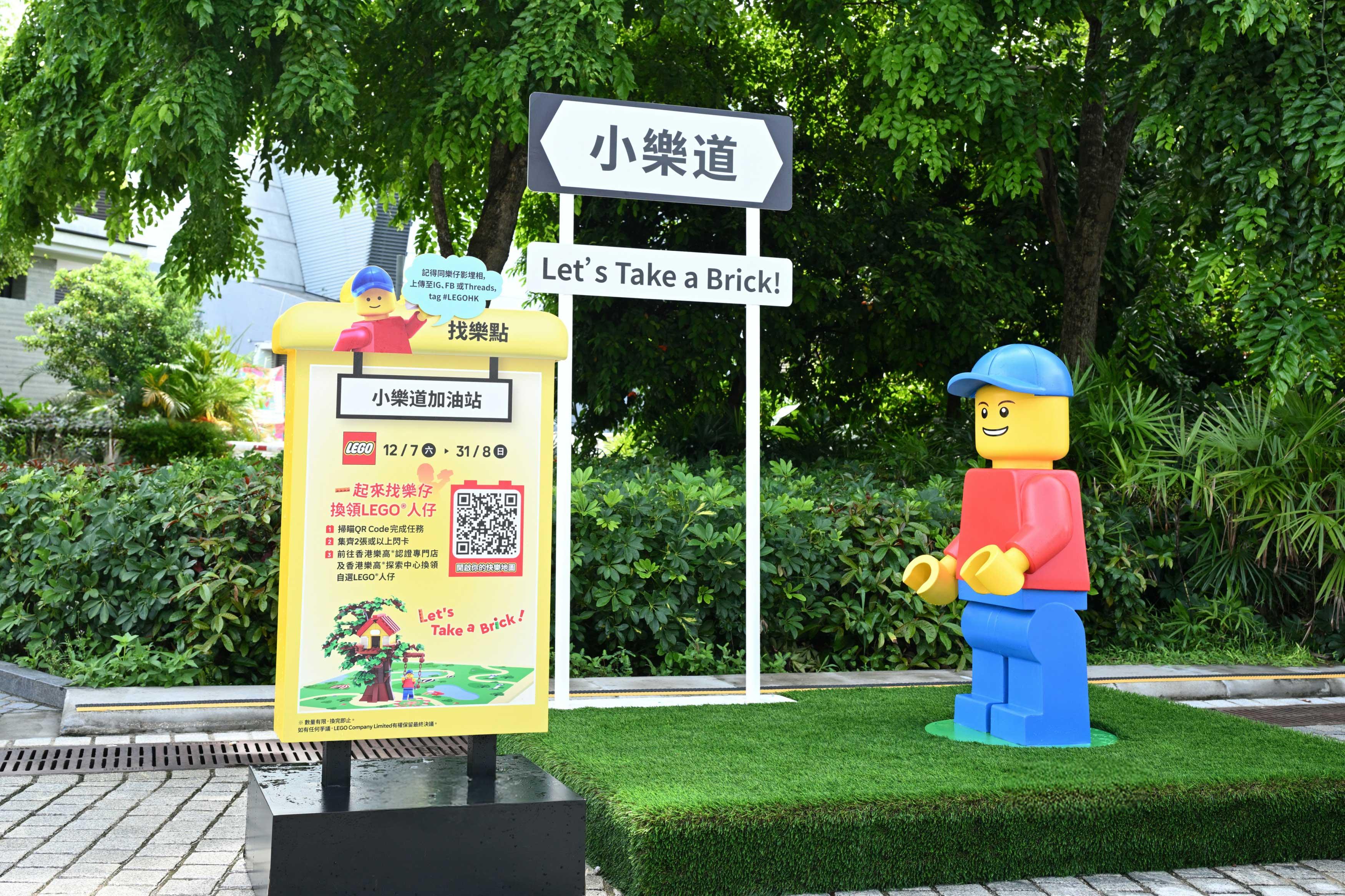 乐仔会站在富有香港特色的街道路牌旁