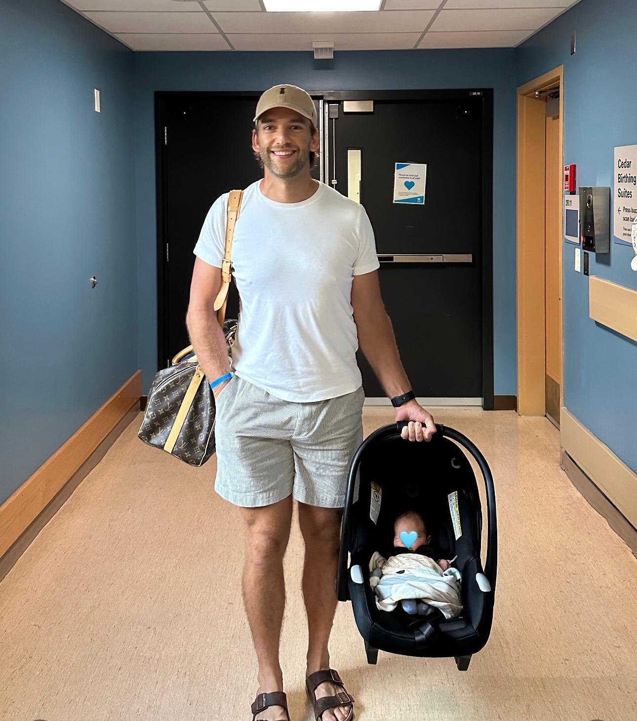 Mathew帶BB出院。