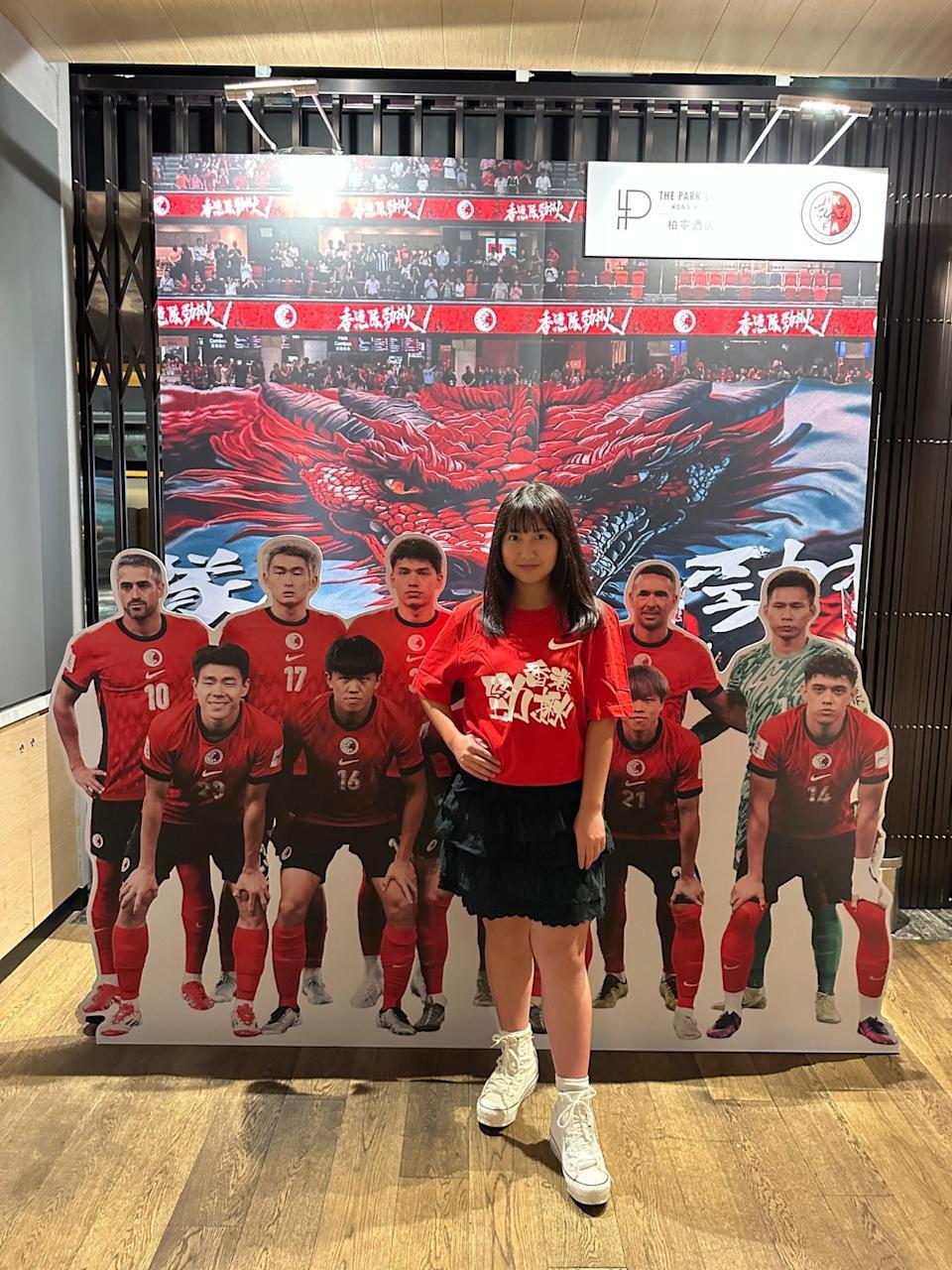 Celine趁暑假期間回港,現身支持香港足球。(fb@Celine 楊鎧凝)