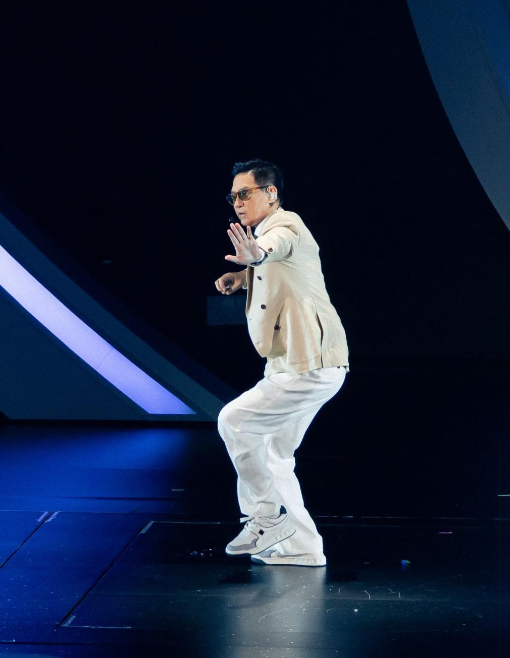 一身唱跳歌手打扮的家輝,更大騷苦練多時的強勁舞步,瞬間引爆全場沸騰!