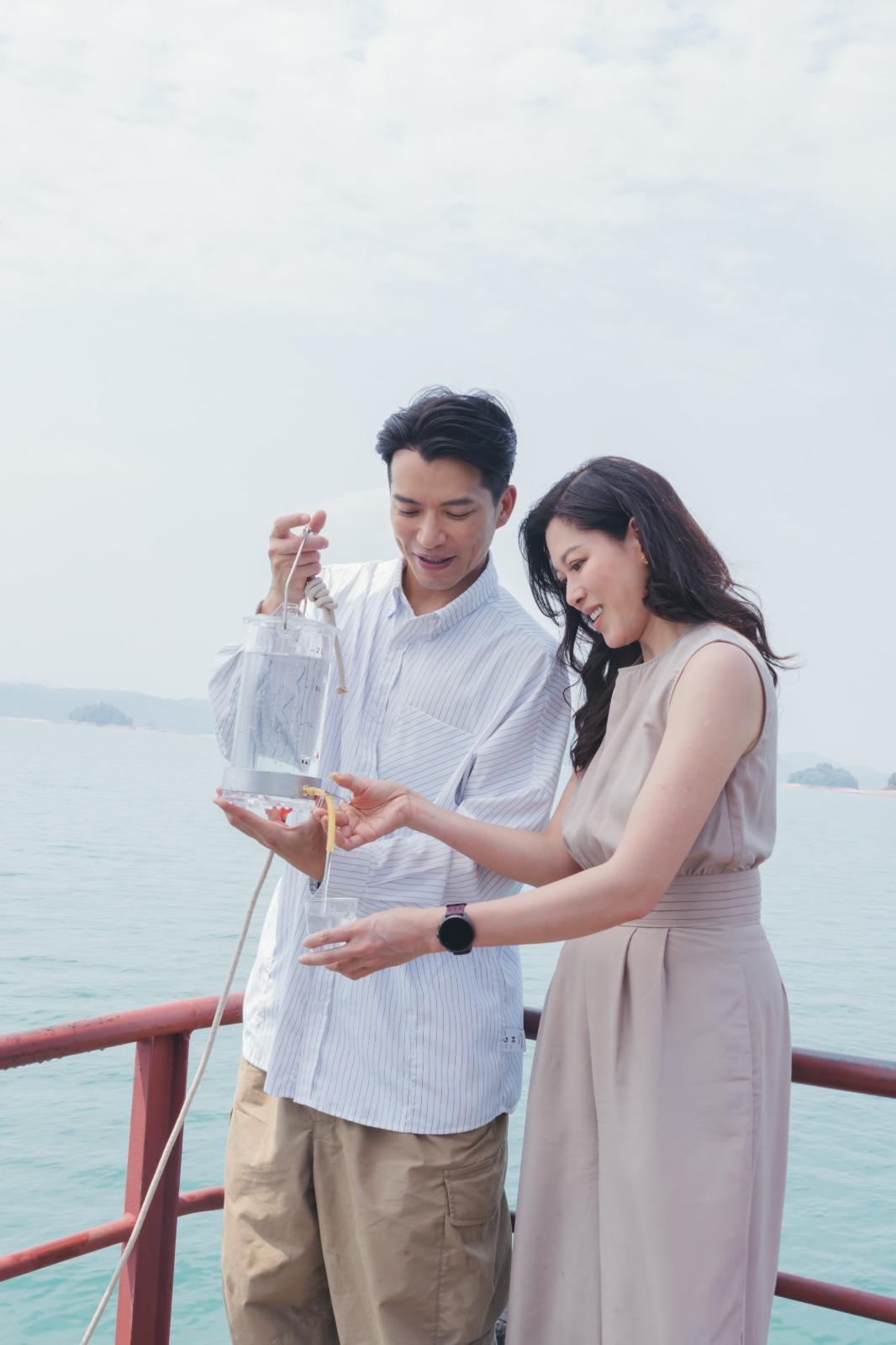 兩人嘗過萬綠湖的湖後,大讚順滑易入口又清甜。