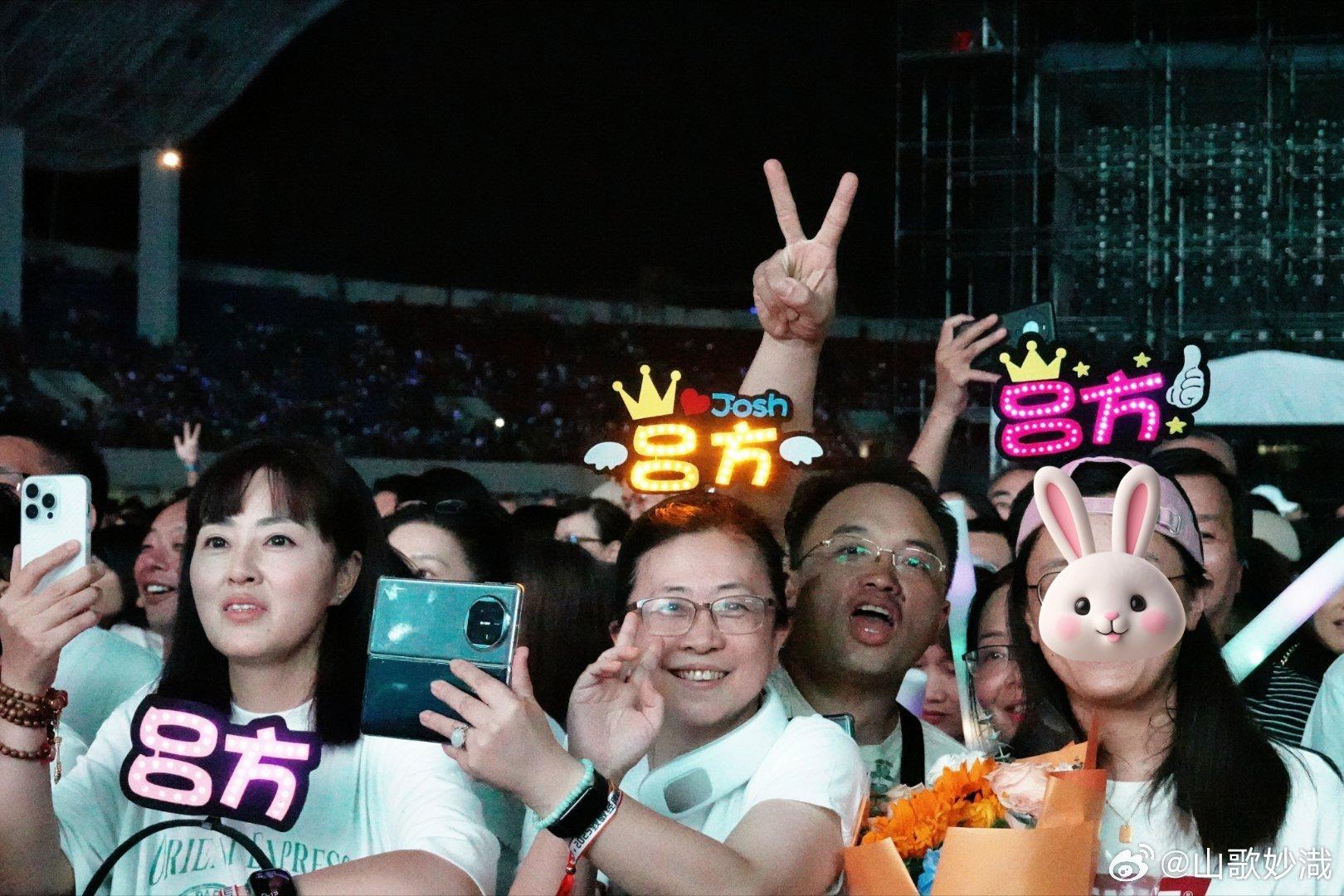 觀眾燈牌打氣。