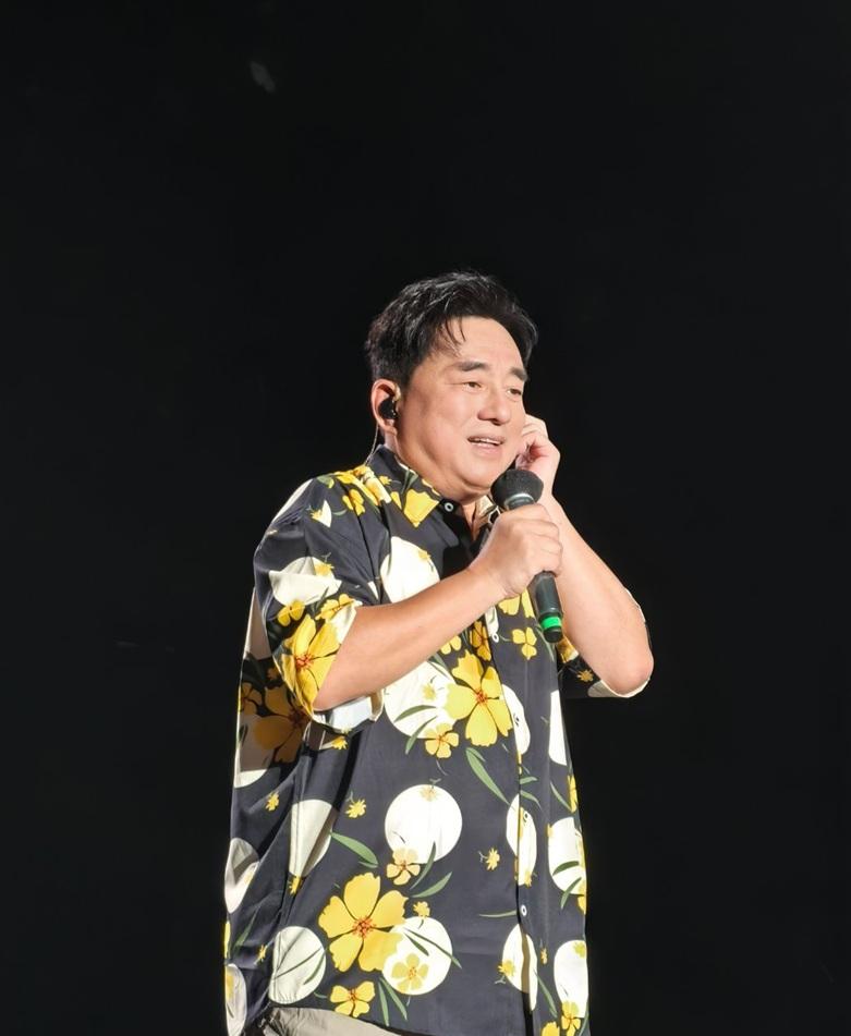 雖然身形脹爆,但歌藝一樣出色。