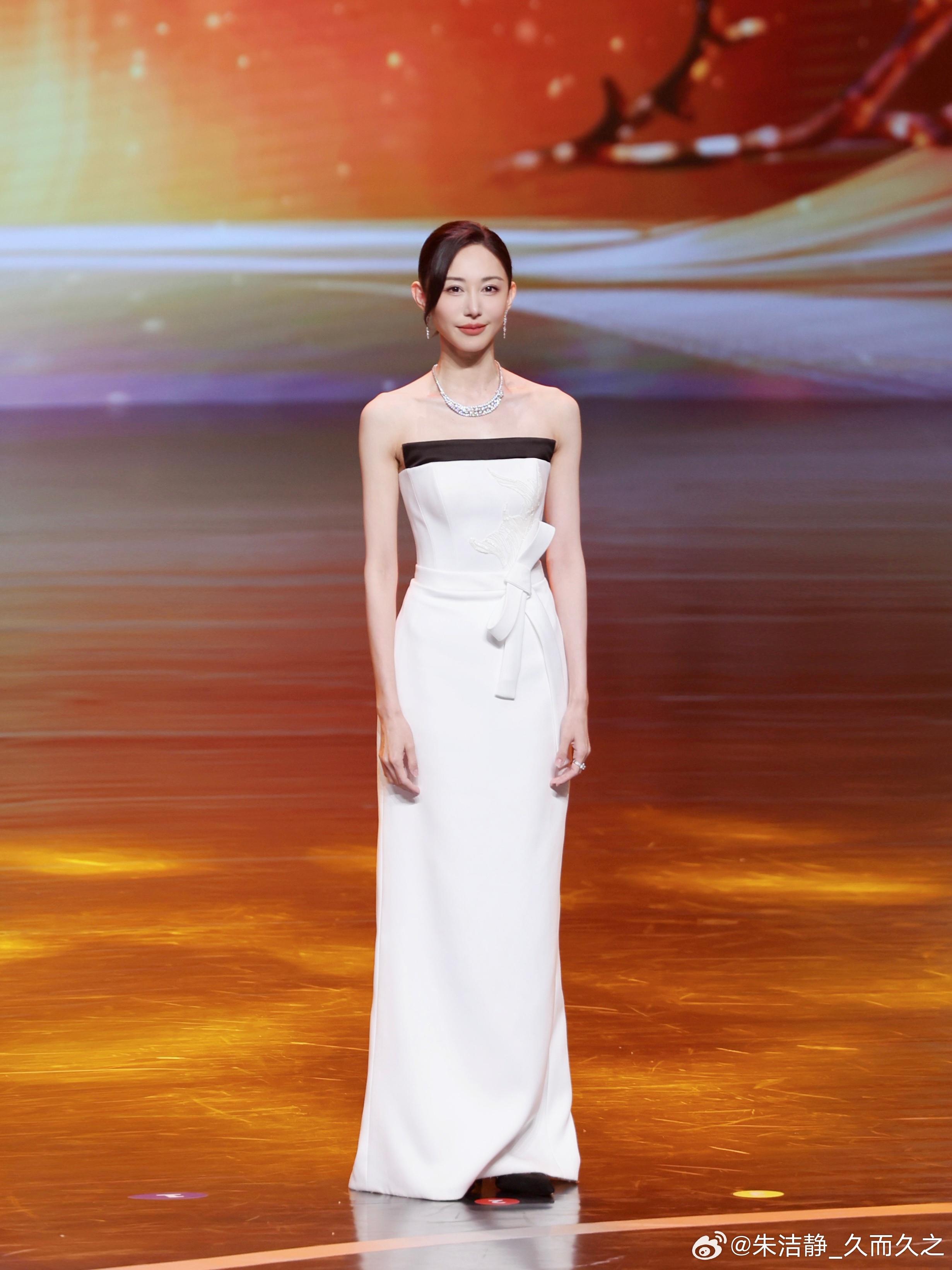 朱潔靜接受完6次化療和19次放射治療。