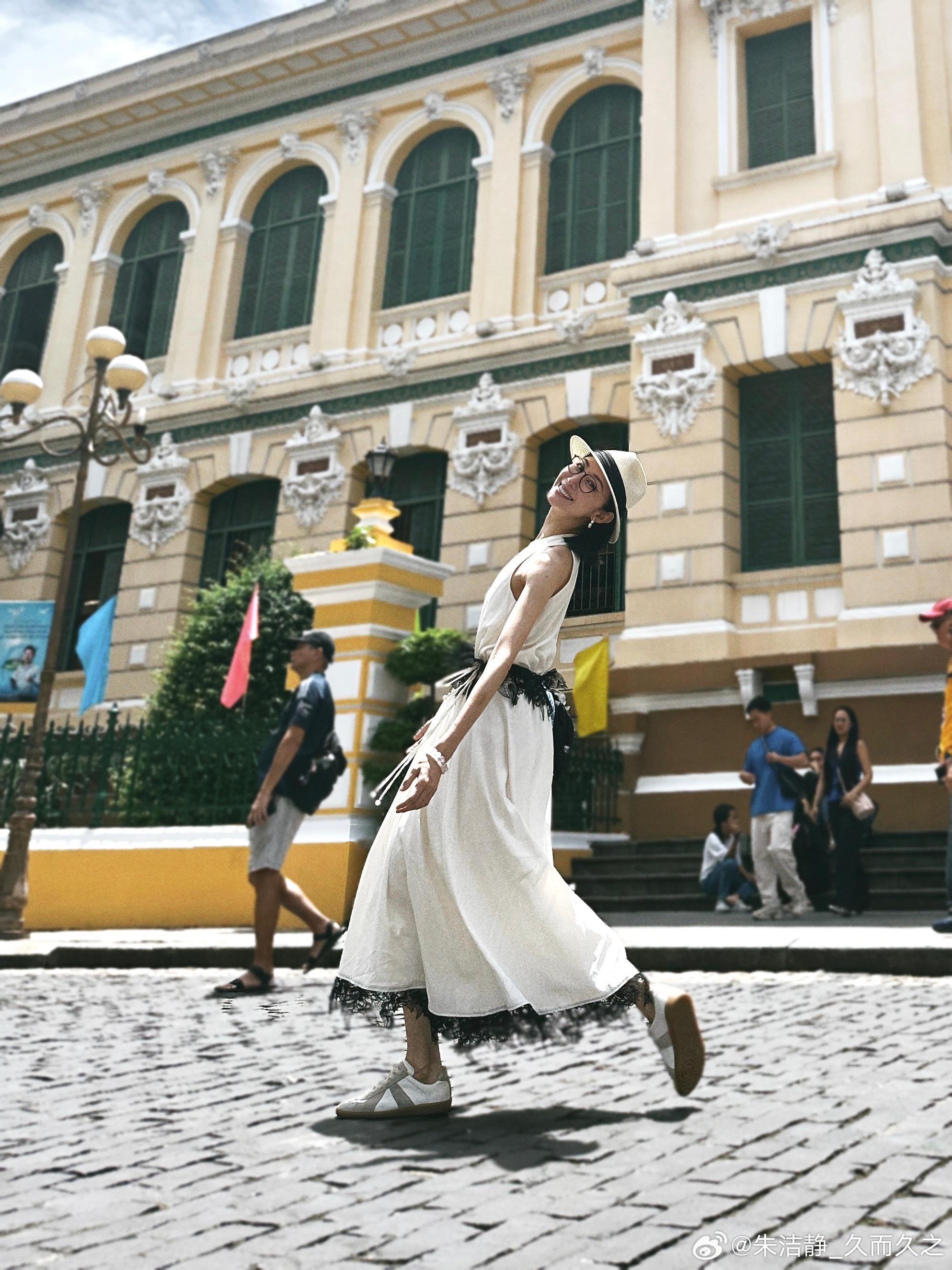 朱潔靜曾因病長時間離開舞台。