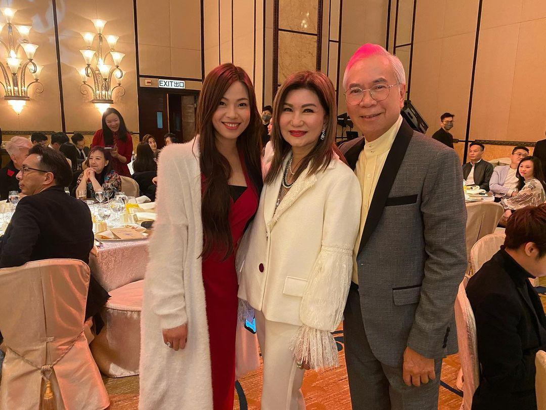 74歲李龍基細36年未婚妻王青霞(Chris Wong)與樂小姐合照。