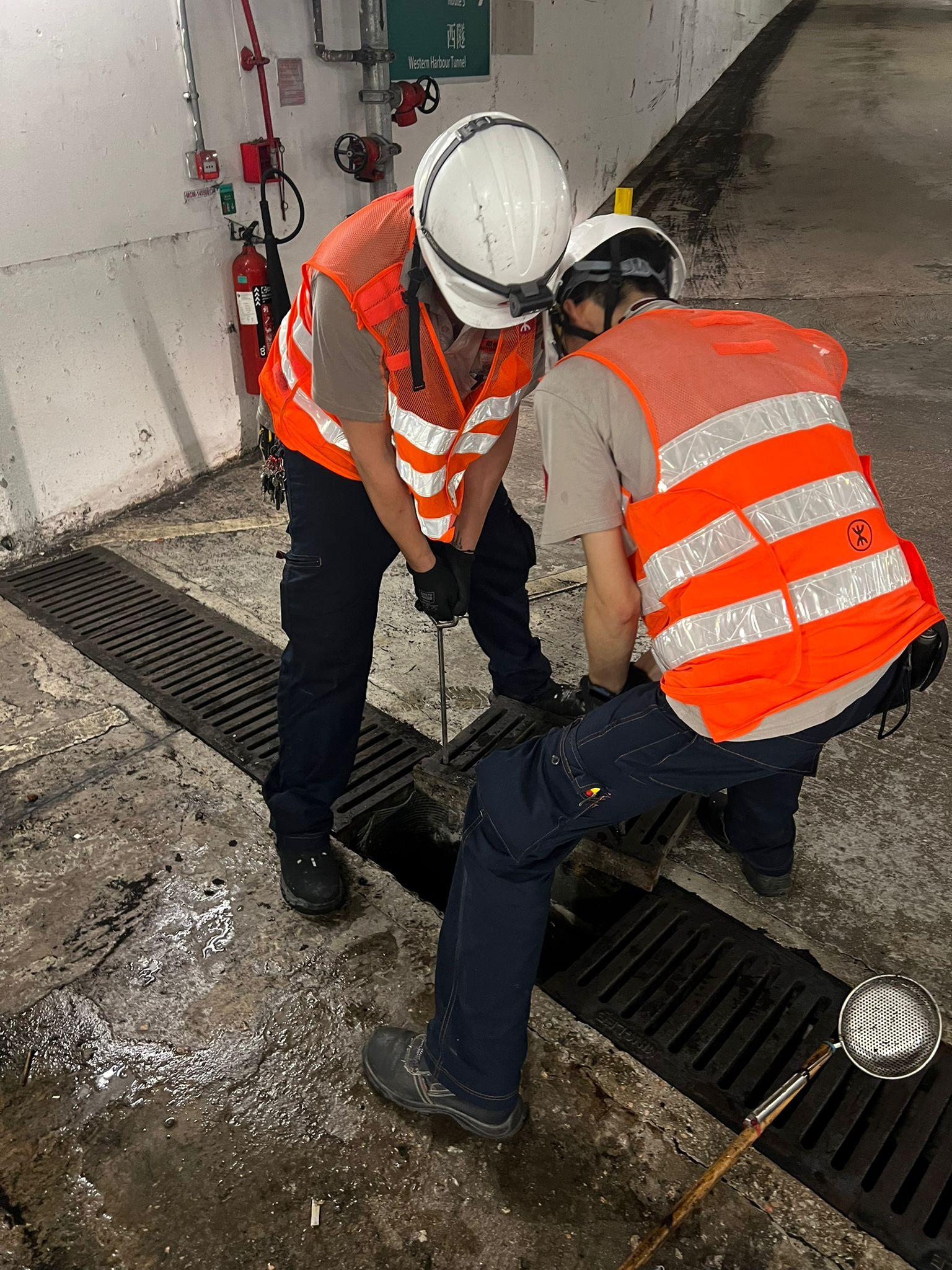 港鐵說,職員已詳細檢查車站的排水系統、附近渠道。(港鐵提供)