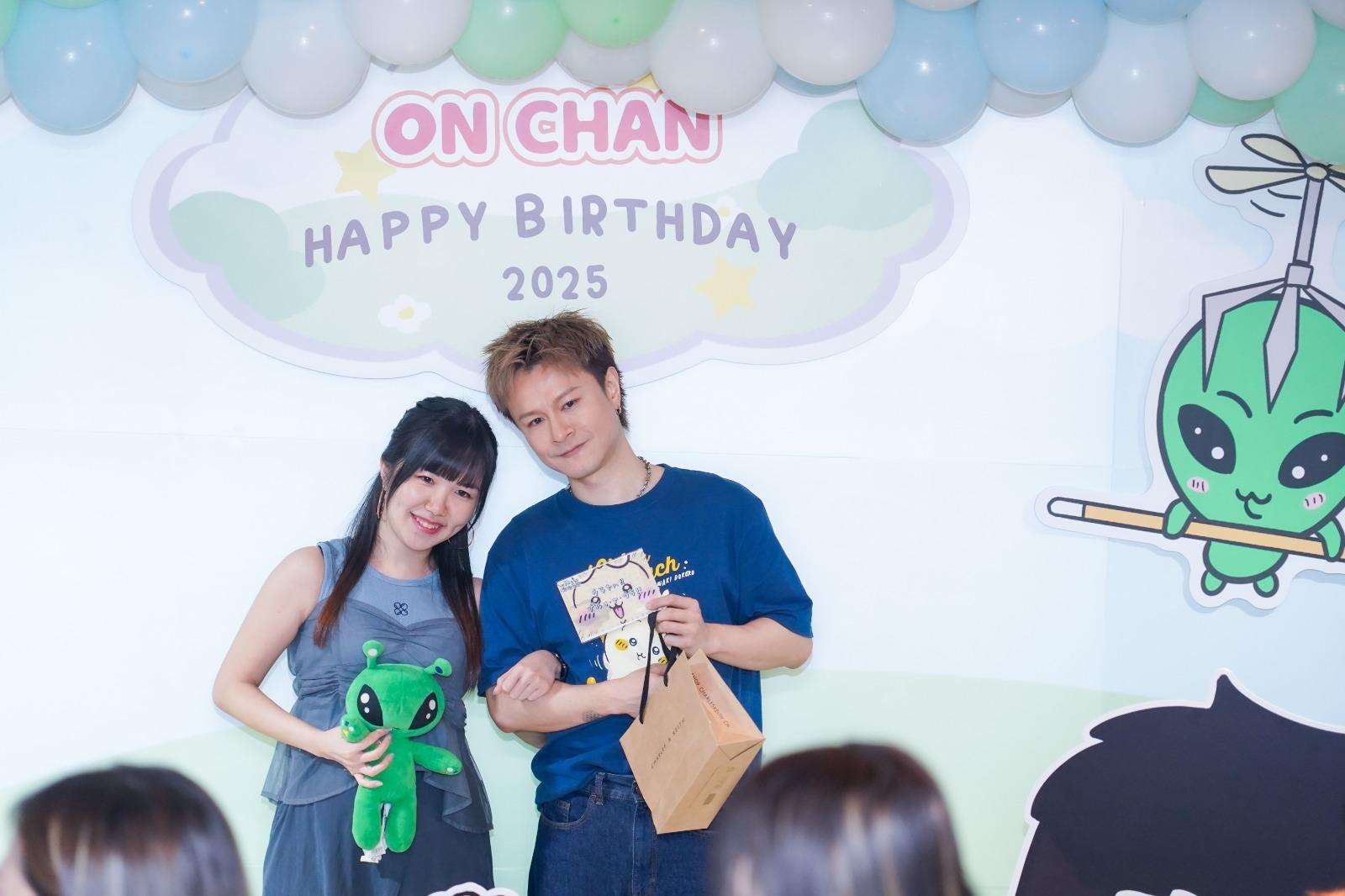 又與歌迷大合照。