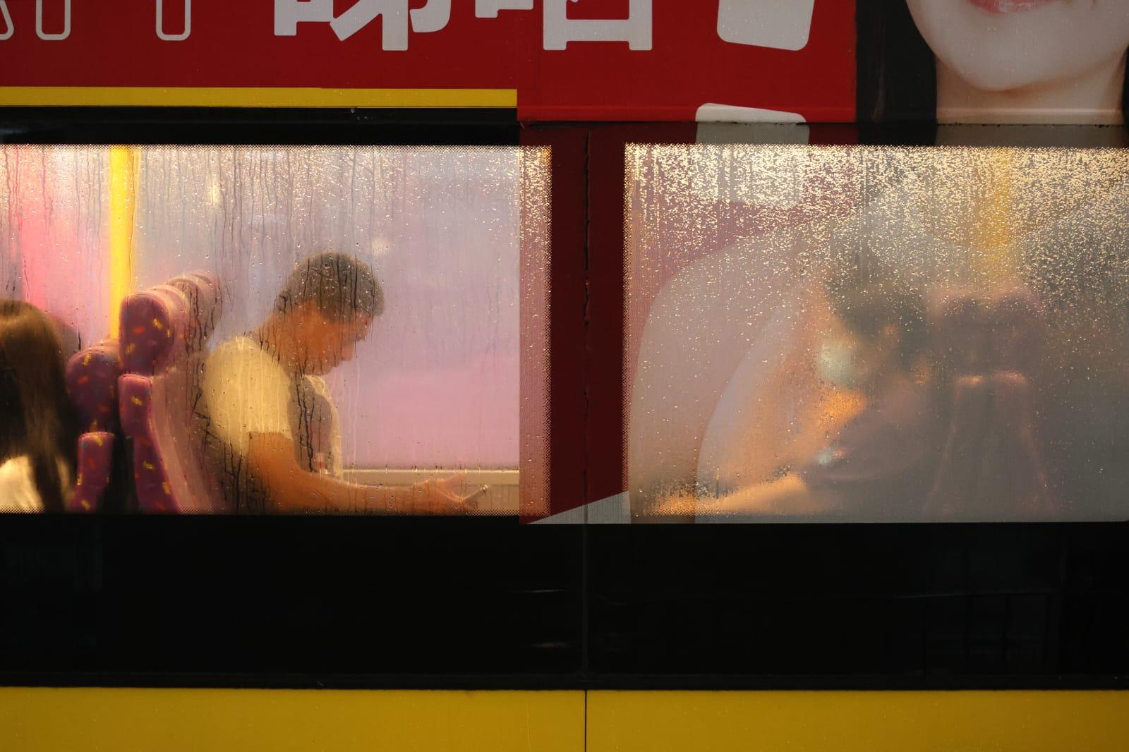 天文台今日9時10分才發出黑色暴雨警告訊號,不少打工仔需要冒雨上班。(林俊源攝)