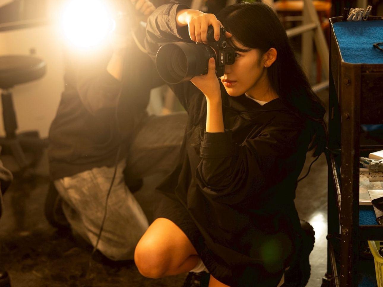 天木純最近竟收起巨乳,化身攝影師成為模特兒。