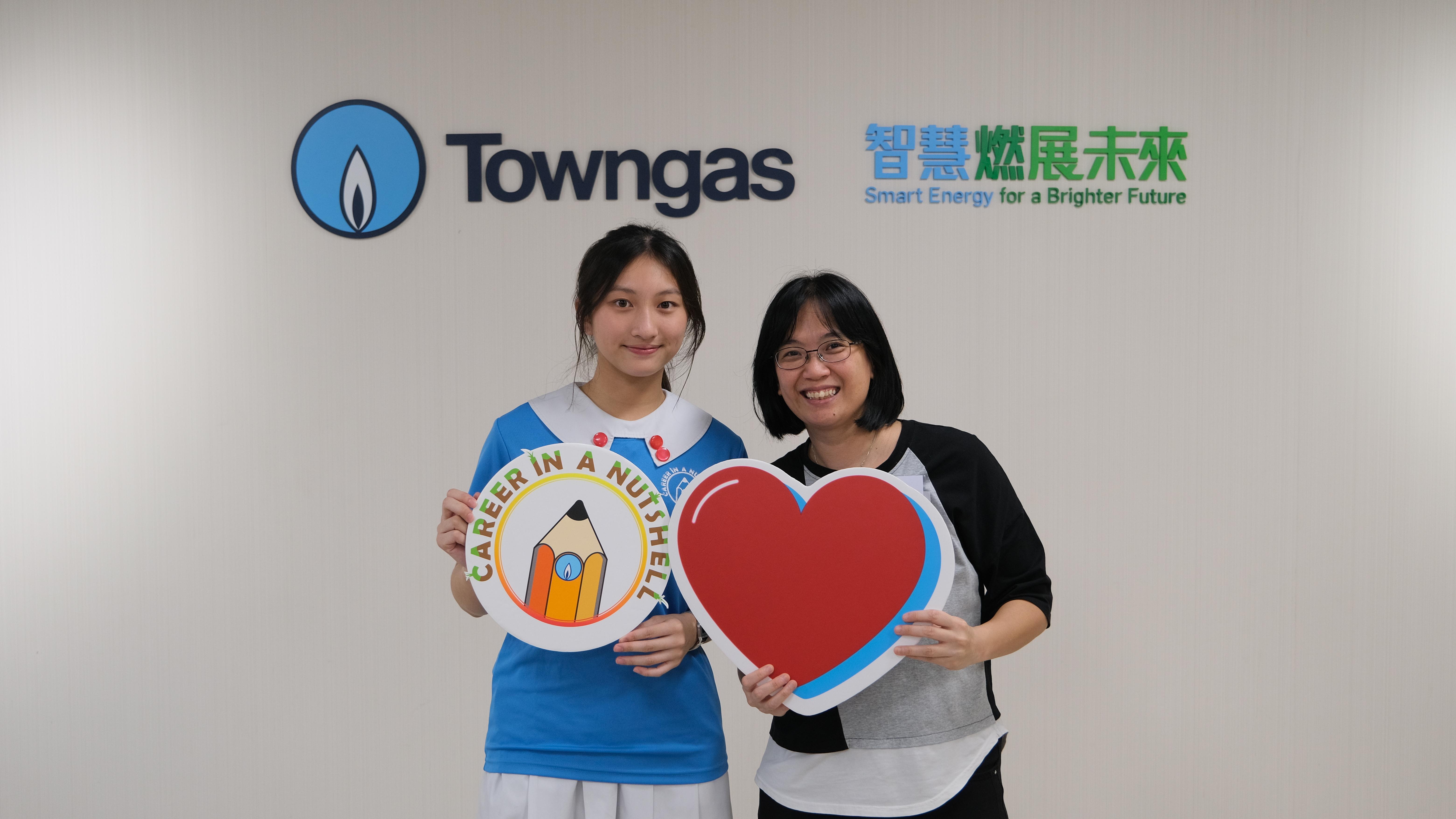 就讀聖嘉勒女書院中五的張曦怡(左)同學指於「職涯縮影」計劃中,學到很多有助將來工作的職場技巧。